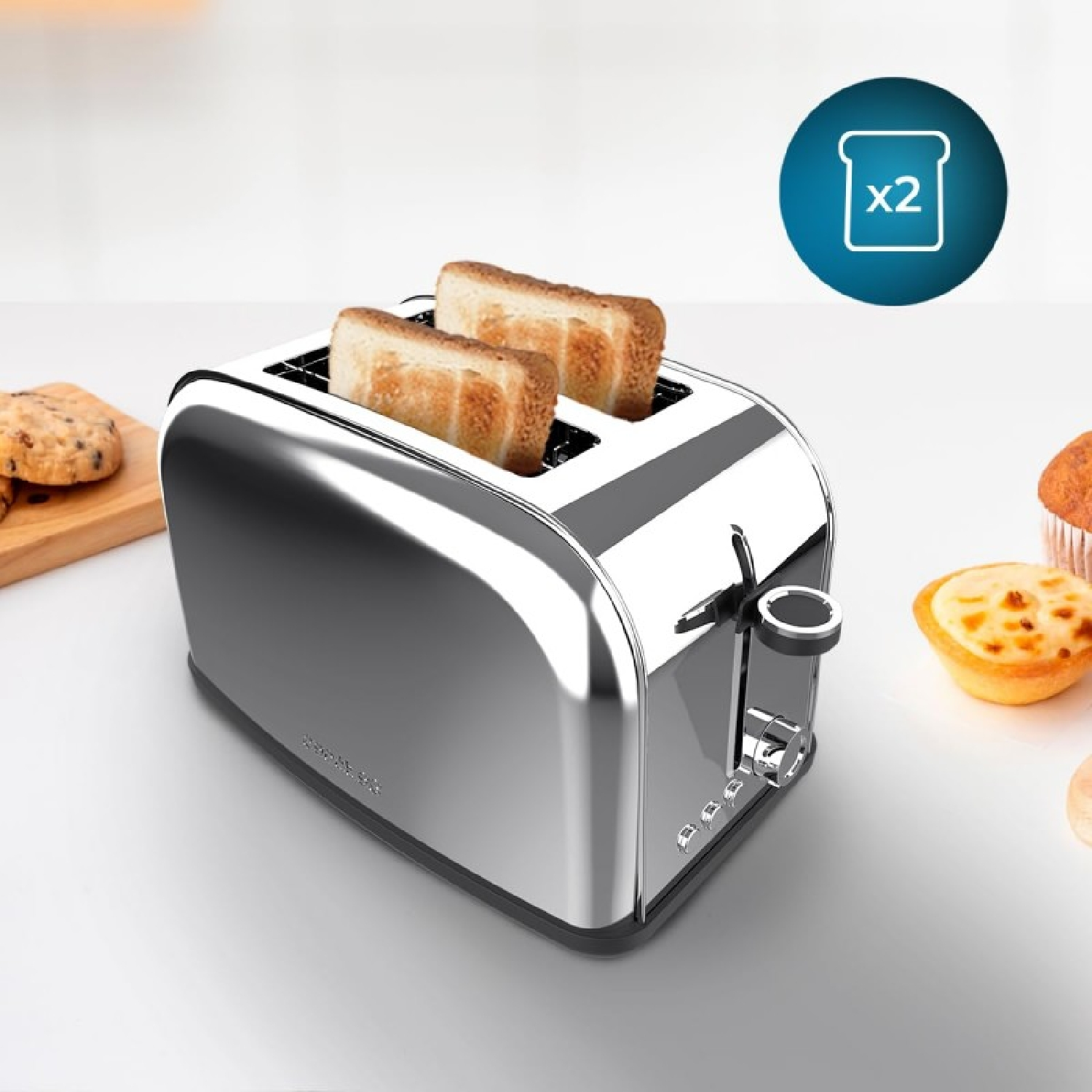 Un tostapane cromato con due fette di pane tostato. Accanto, biscotti e un pasticcino, su una superficie bianca.