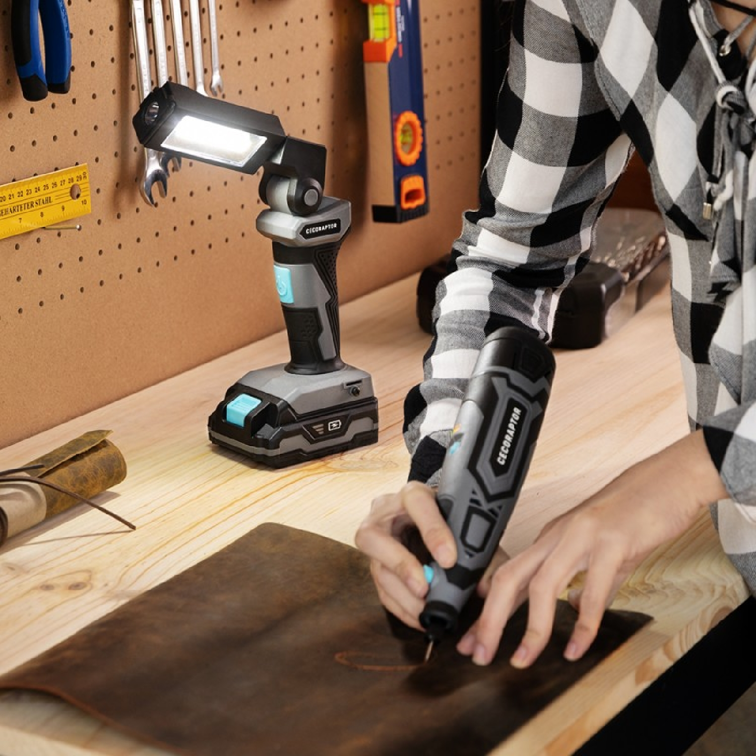 Osoba używająca narzędzia obrotowego z lampą roboczą i narzędziem akumulatorowym.