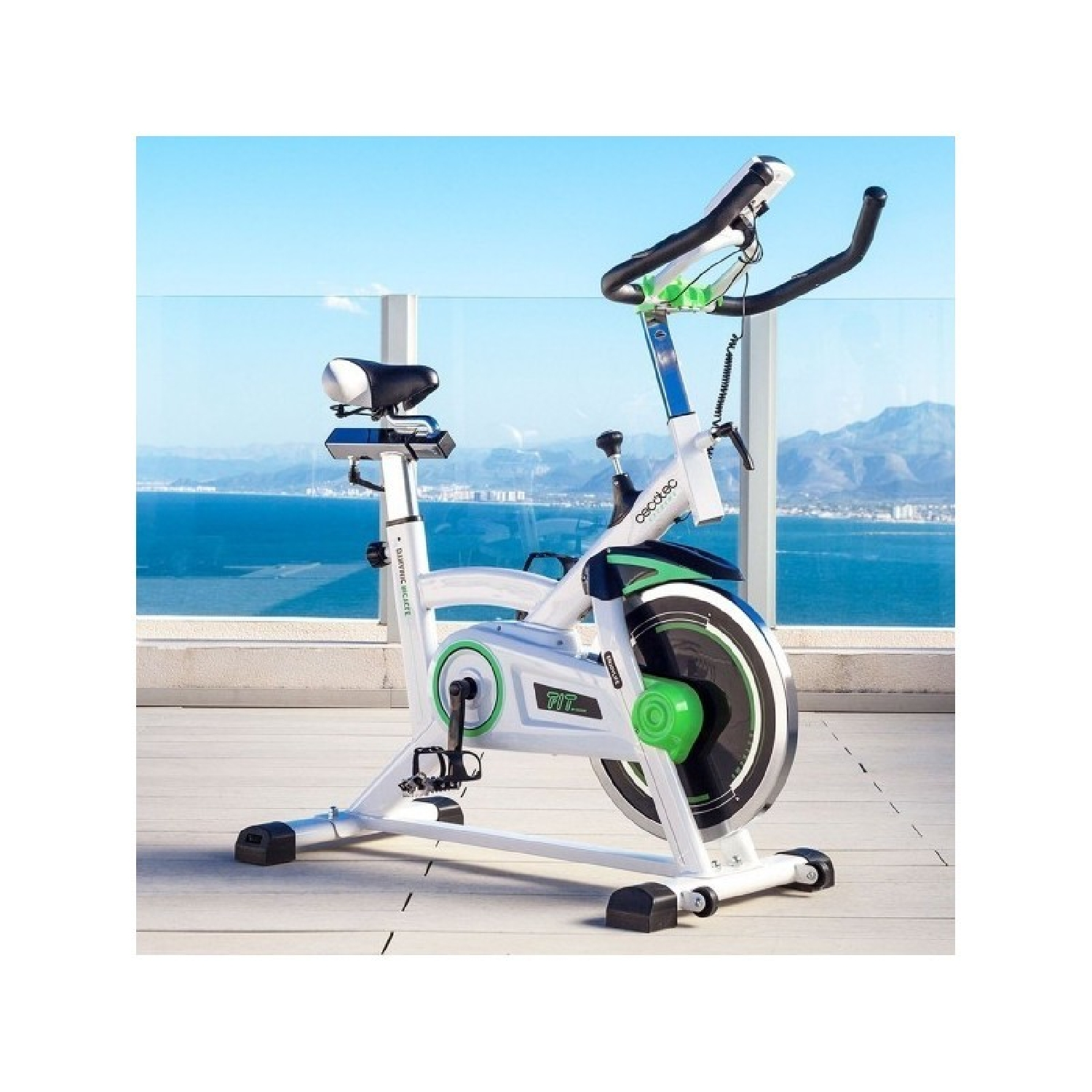 Bicicleta estática con vista panorámica al mar y montañas en el fondo.