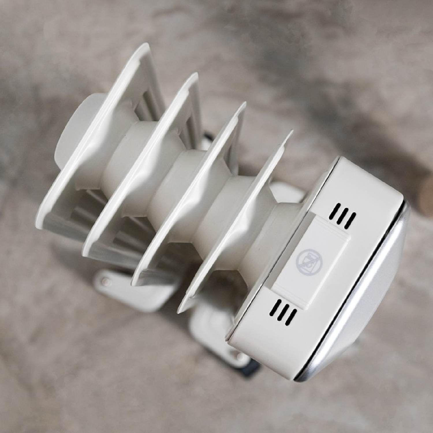 Biały grzejnik olejowy z wieloma żebrami, panelem sterowania i uziemionym przewodem zasilającym.