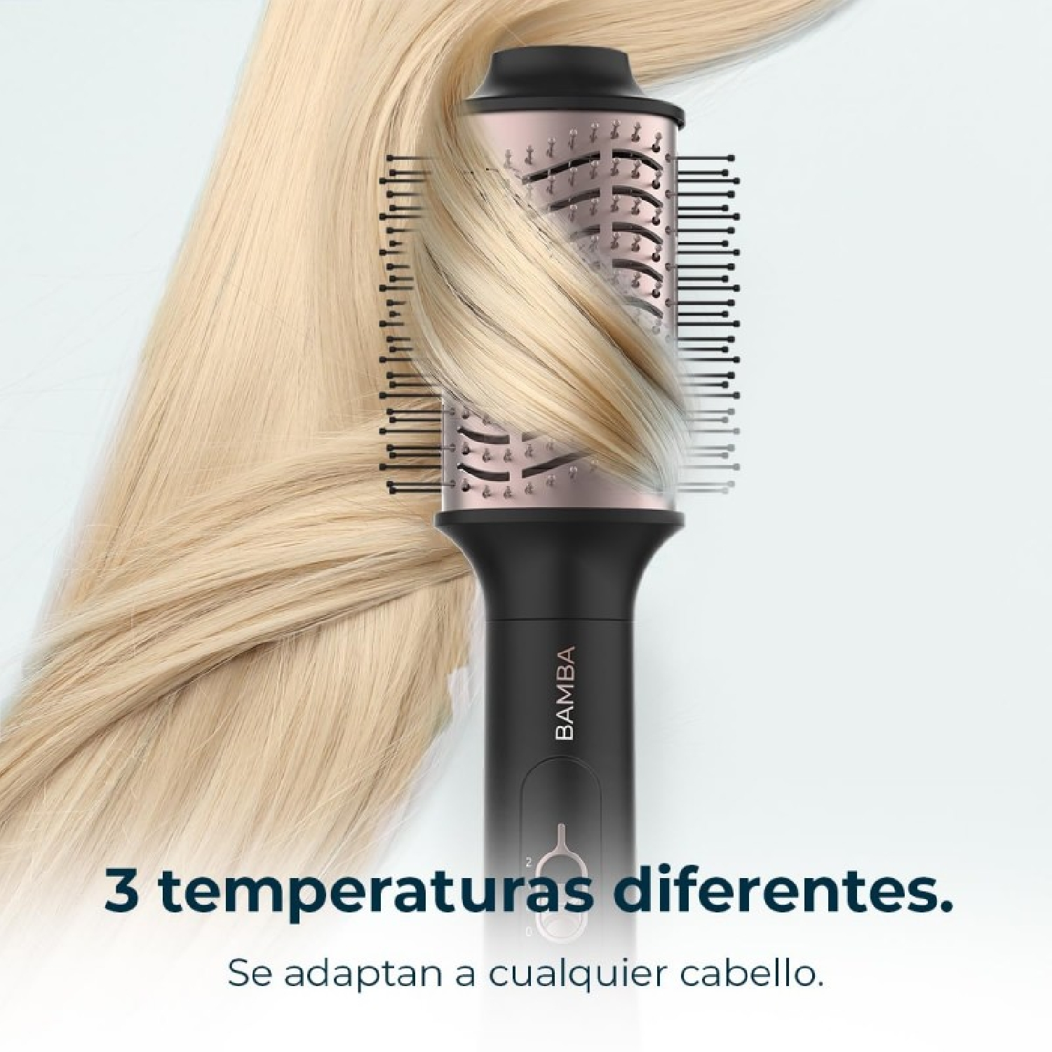 Eine Haartrocknerbürste mit blondem Haar. Die Bürste ist schwarz und roségoldfarben.