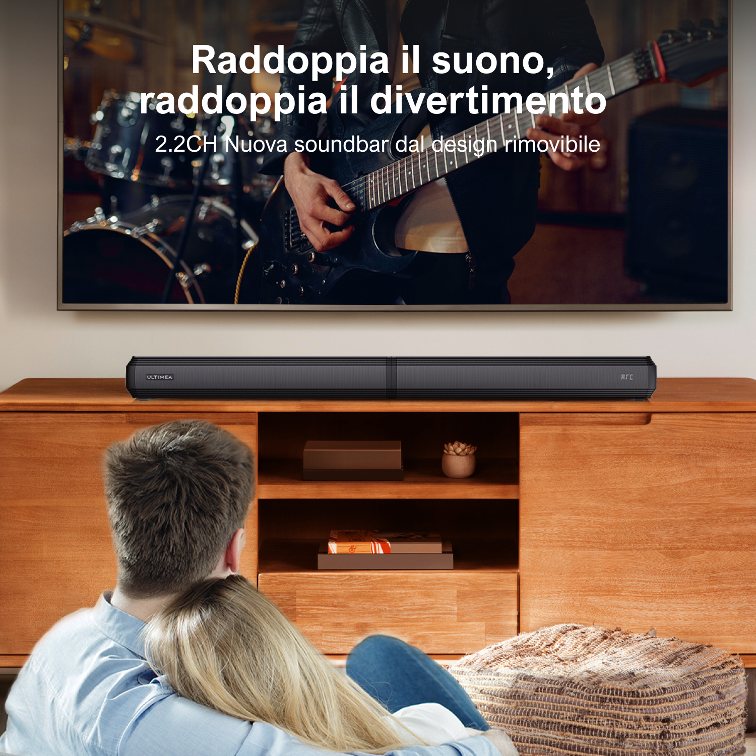 Una coppia si gode un film. Una soundbar è sul mobile di legno.