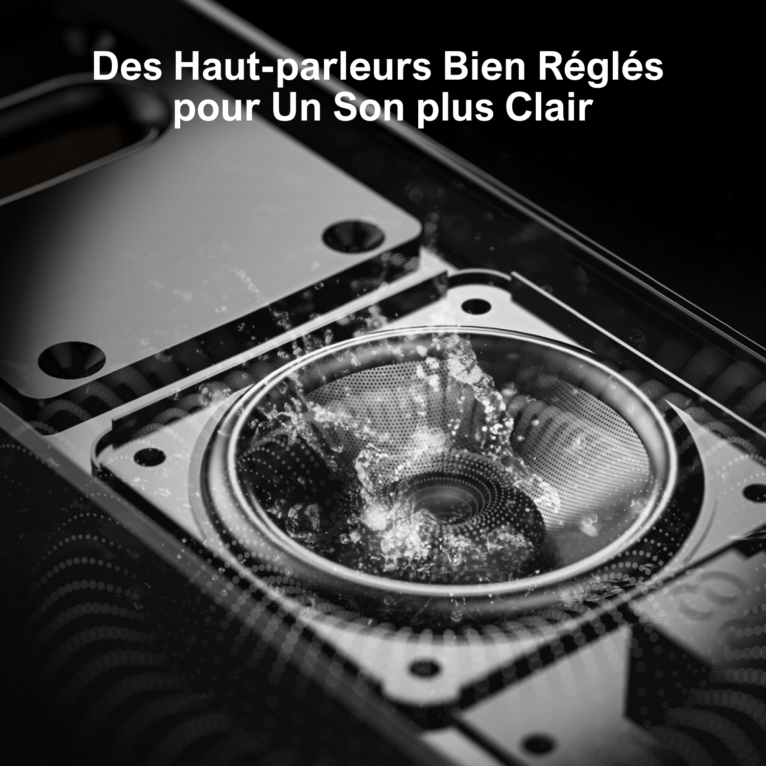Dettaglio altoparlante, effetto acqua. Testo: 'Des Haut-parleurs Bien Réglés pour Un Son plus Clair'.