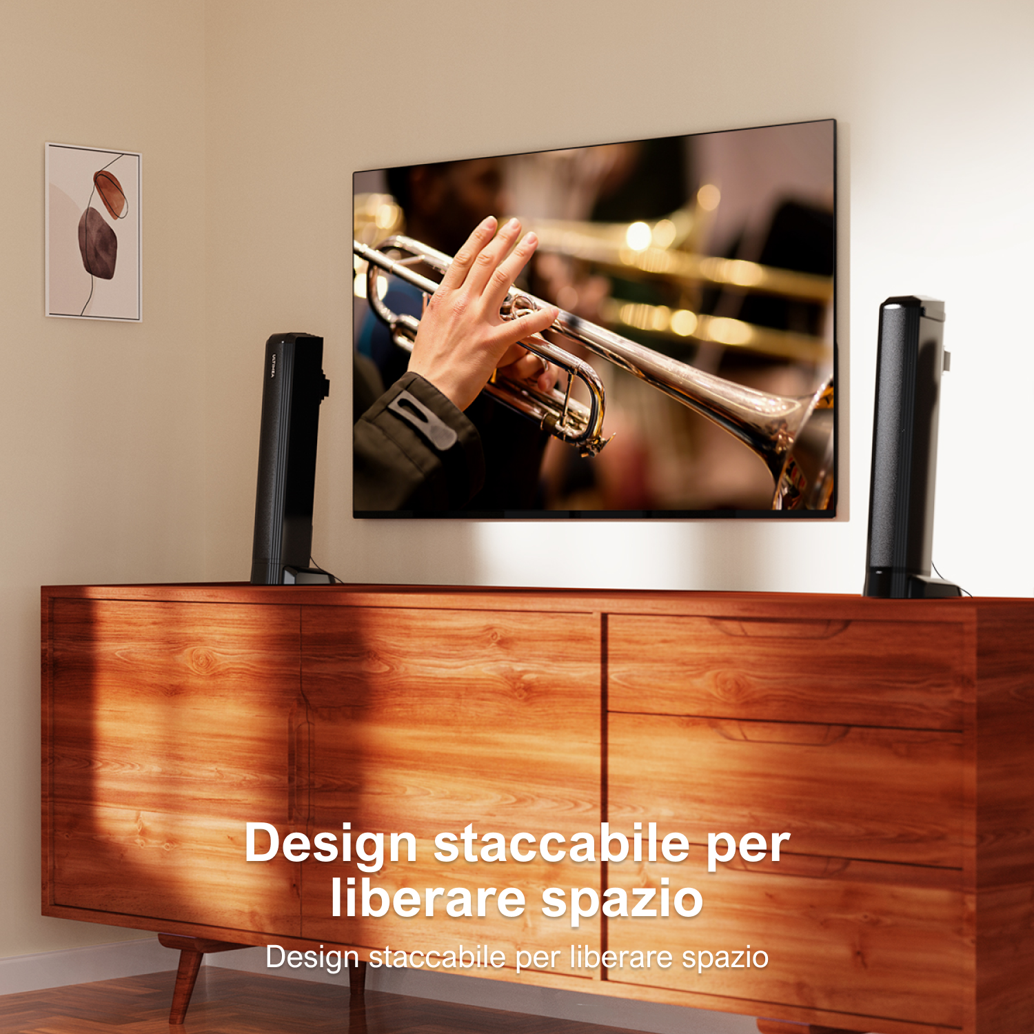 Una stanza con una TV sopra un mobile in legno, due altoparlanti e opere d'arte sulla parete.