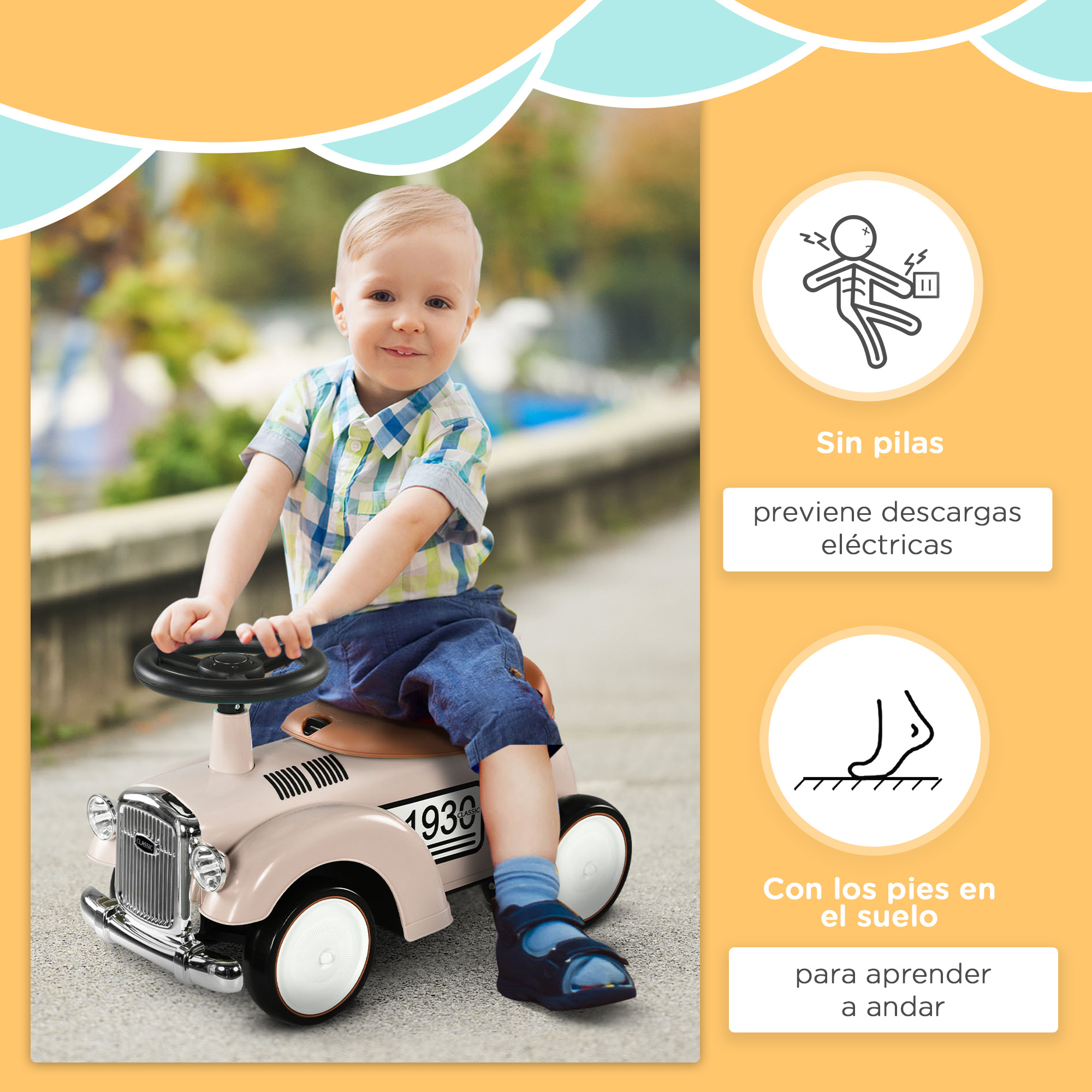 Un niño pequeño se sienta en un coche de juguete. Los gráficos muestran que el niño está a salvo de descargas eléctricas. El coche es beige.