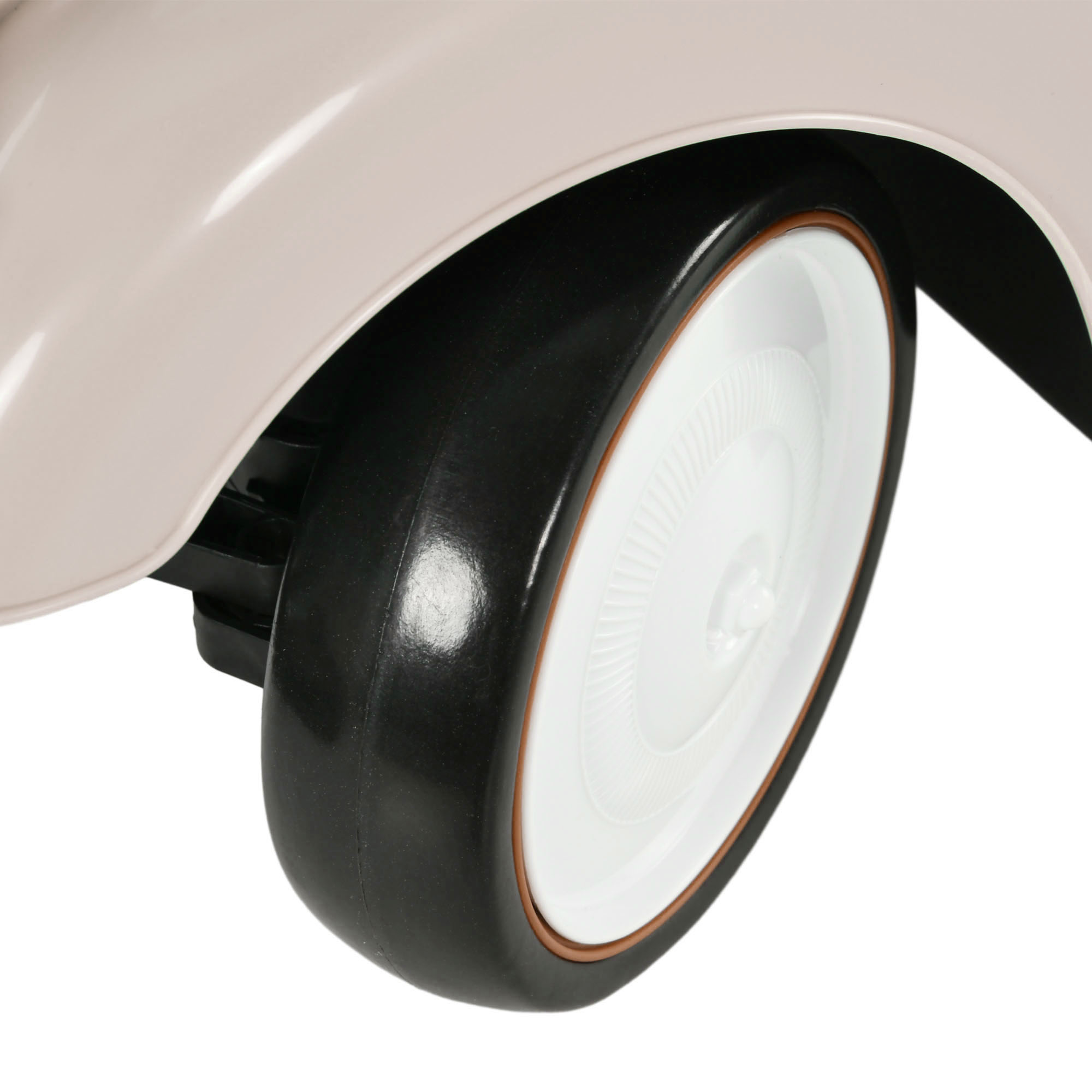 Primer plano de una rueda de coche. La rueda es blanca con neumático negro y borde marrón.