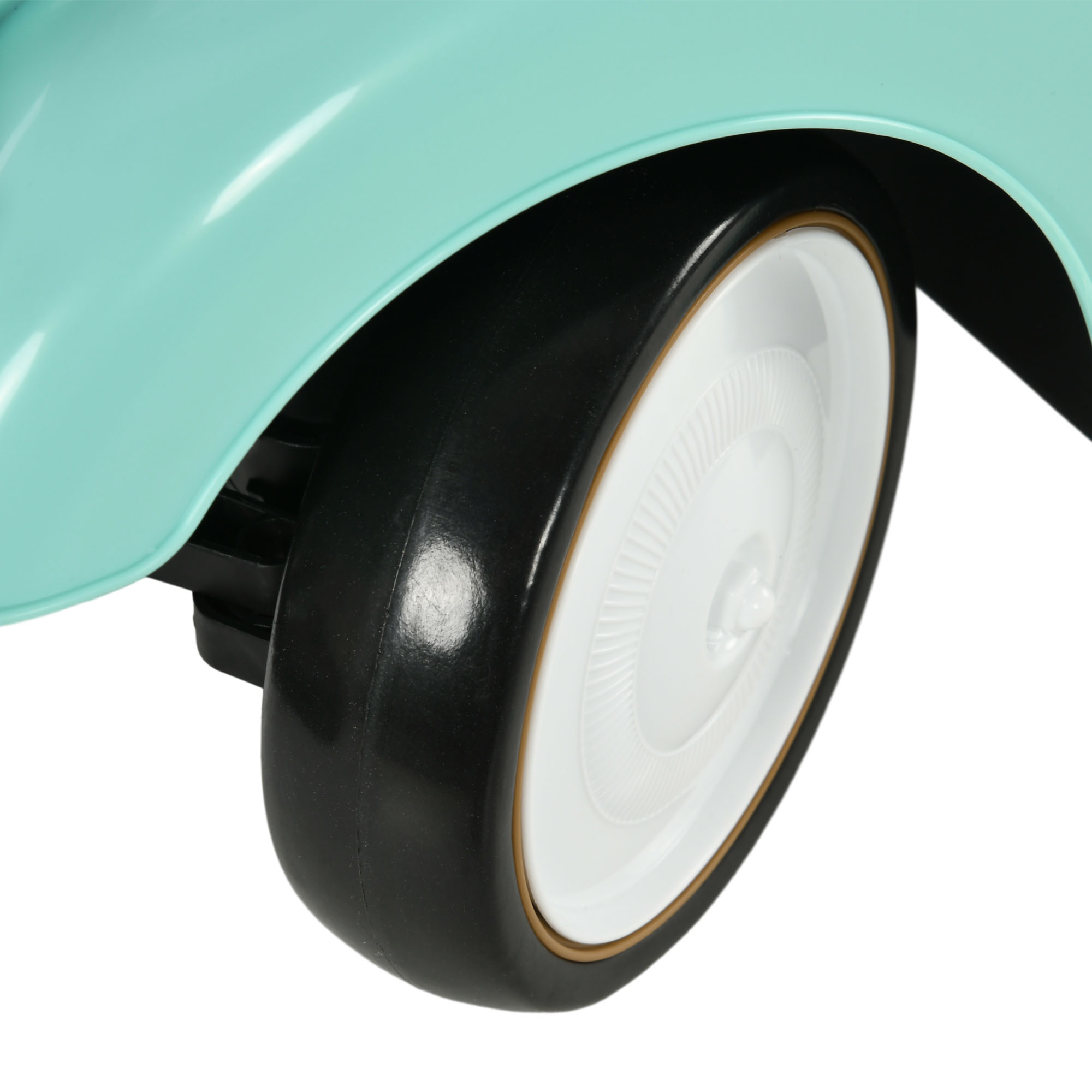 Primer plano de rueda de coche, con neumático negro y llanta blanca.