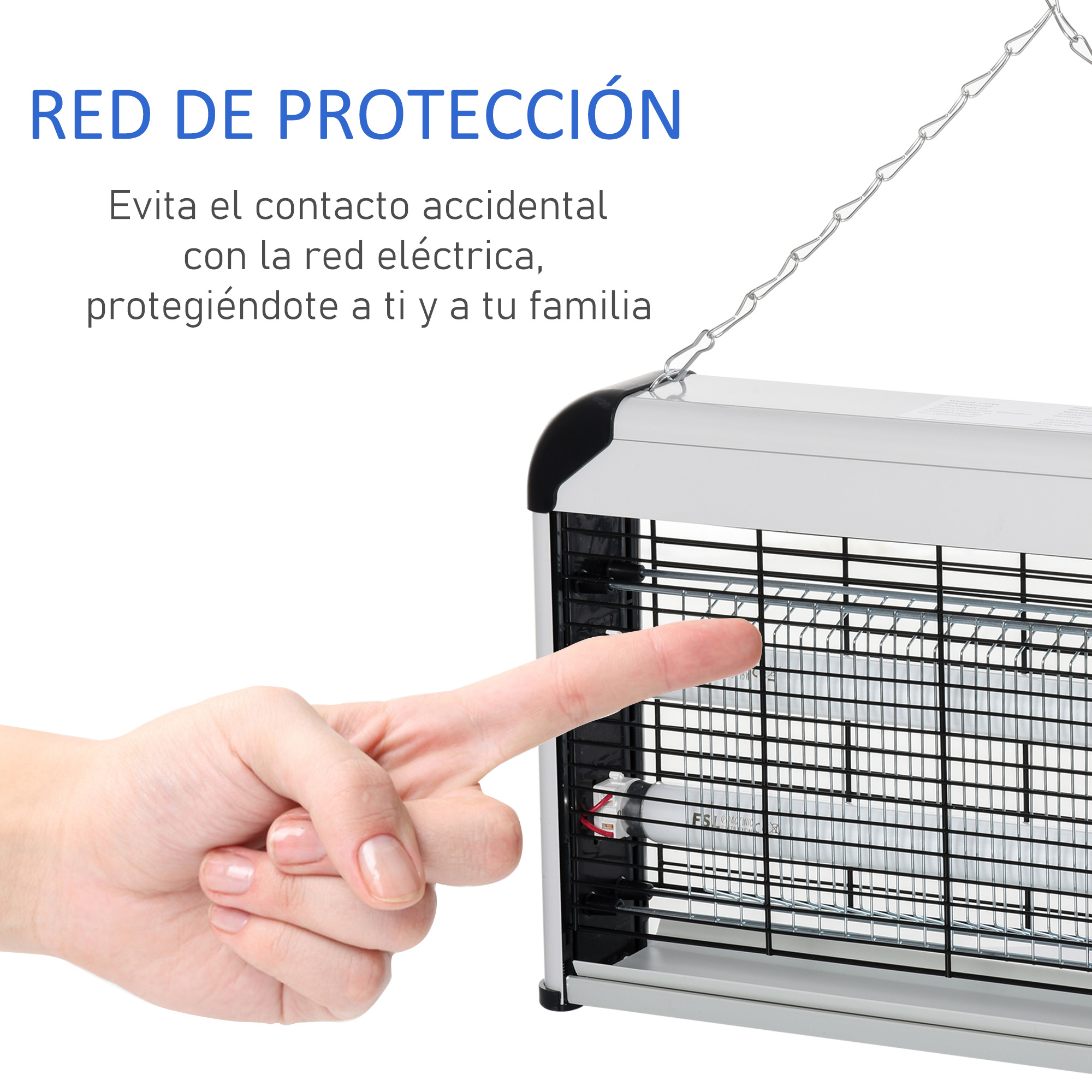 Una mano señalando un matamoscas. Dispositivo rectangular plateado con una rejilla protectora.