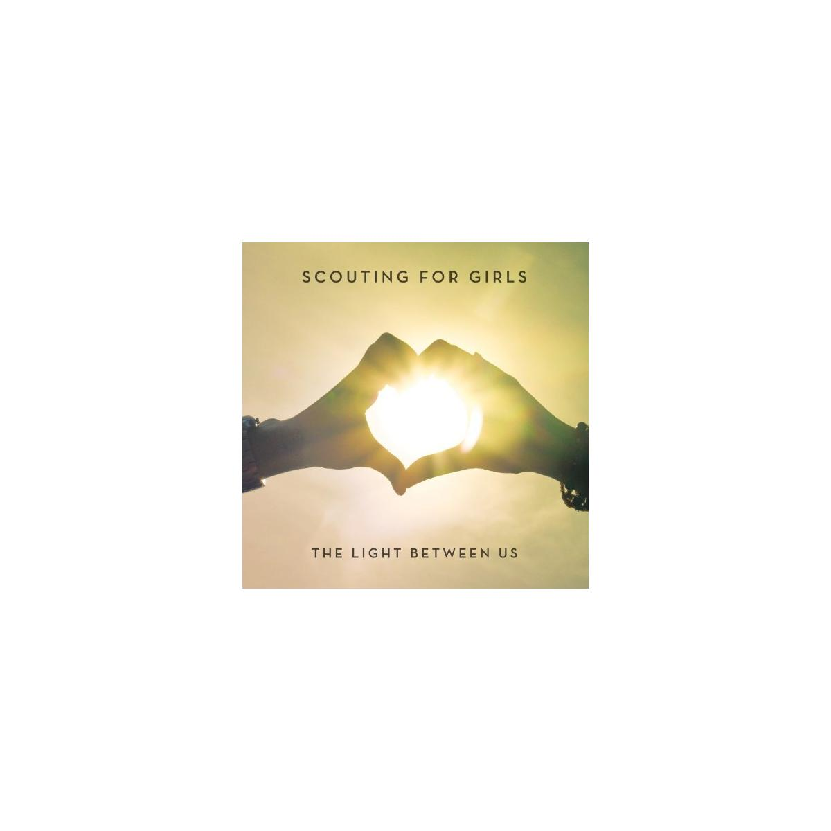 Albumhoes. Handen vormen een hart rond een zonsondergang. De titel is The Light Between Us.