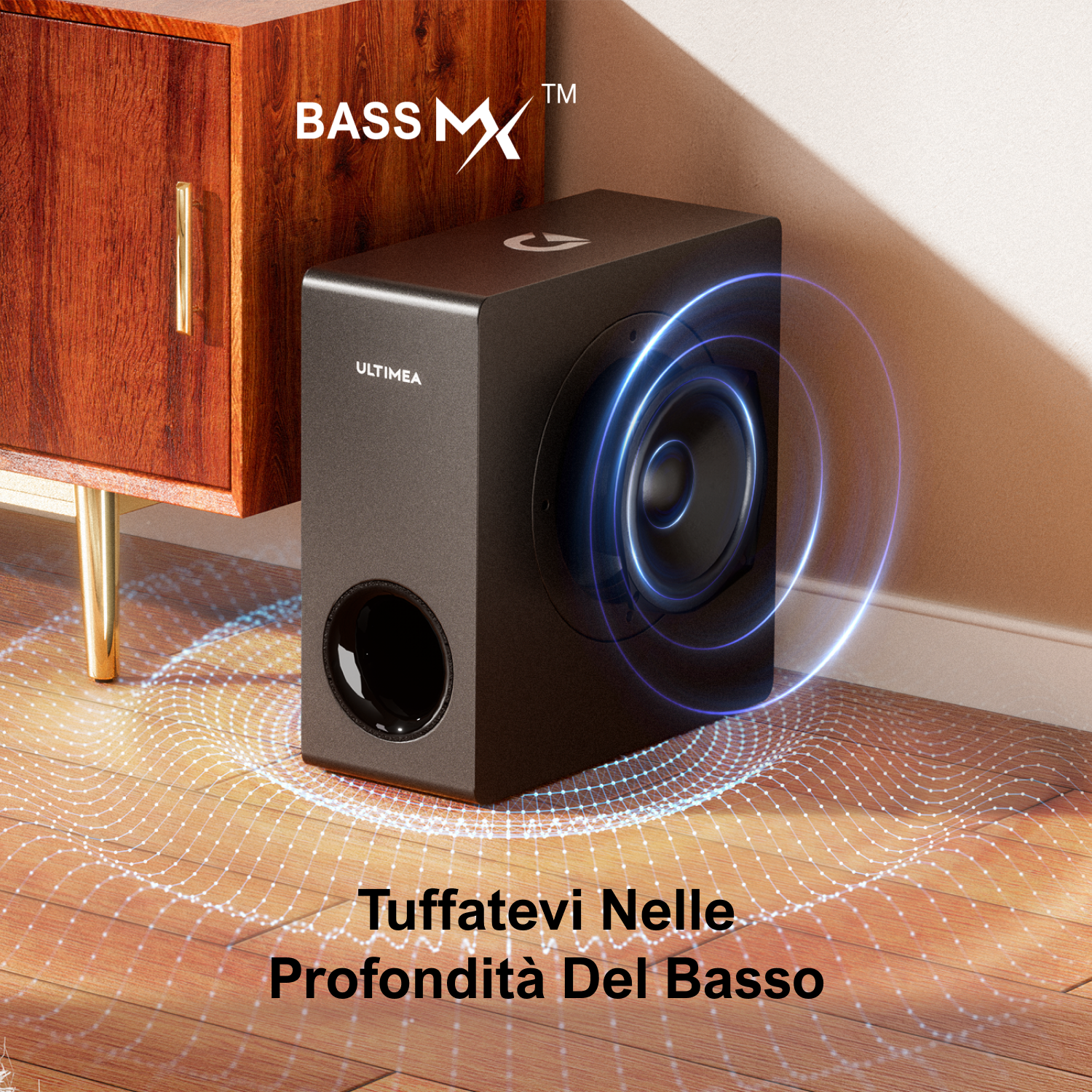 Czarny subwoofer Ultimea Bass MX na drewnianej podłodze. Tekst: 'Tuffatevi Nelle Profondità Del Basso'.
