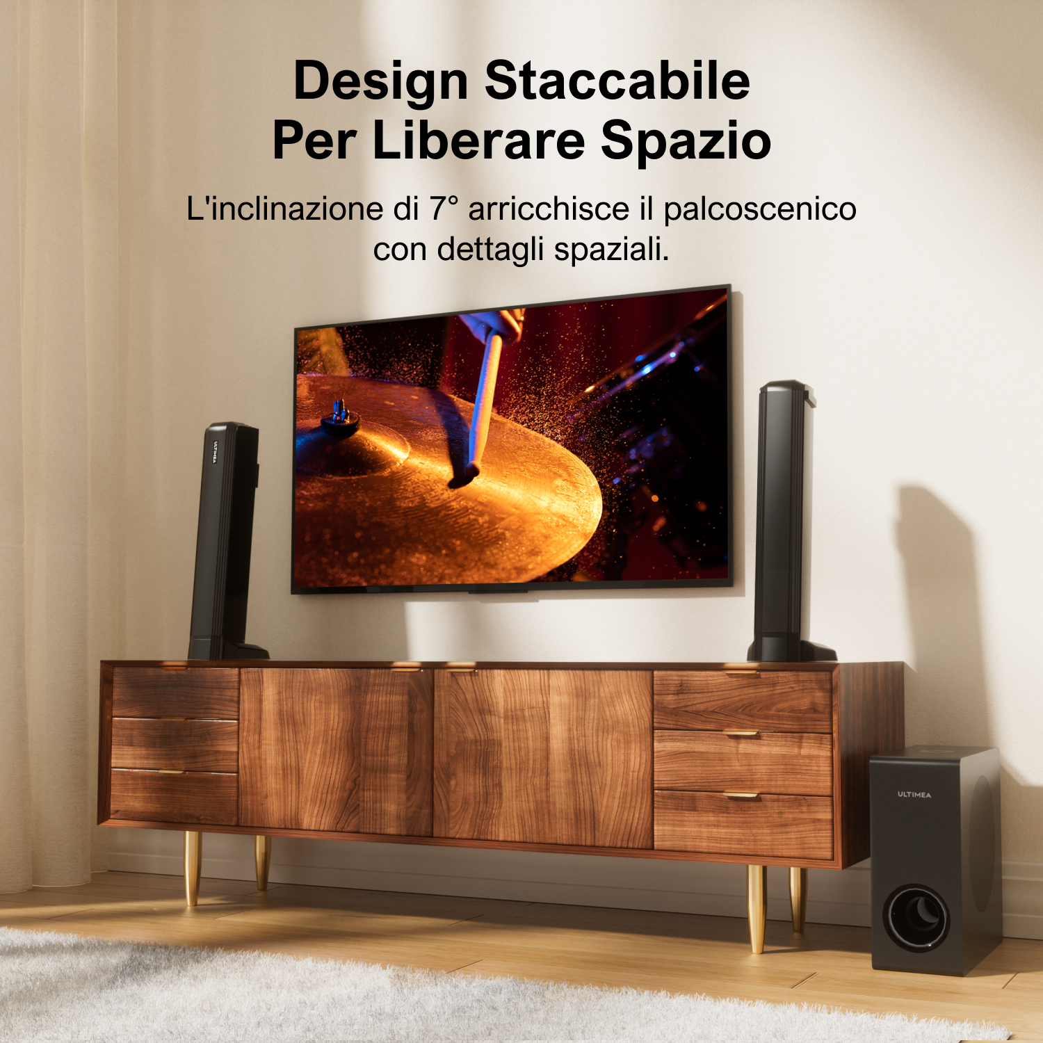 Konfiguracja kina domowego. Telewizor na drewnianej szafce z dwoma głośnikami i subwooferem. Tekst po włosku.