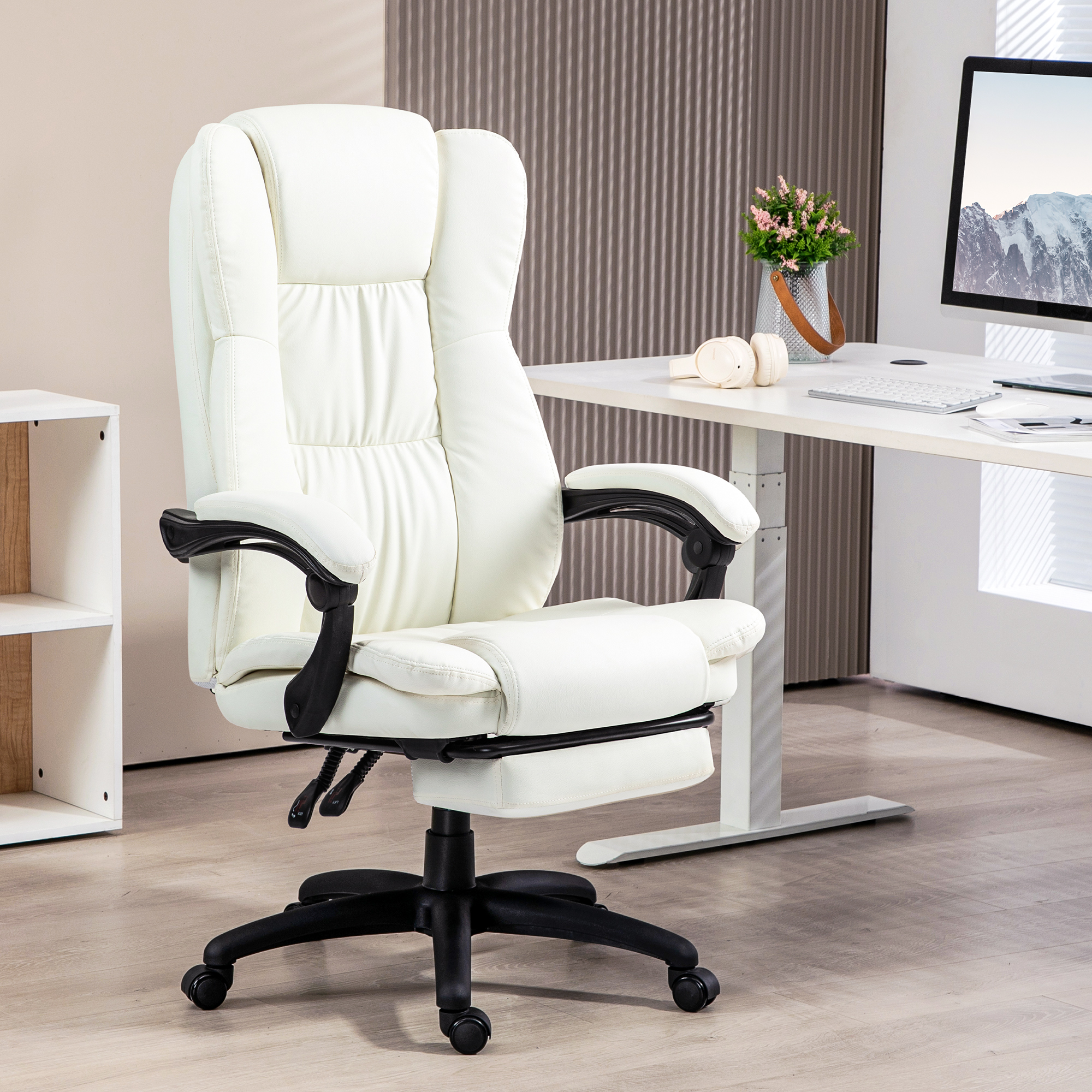 Una silla de oficina blanca con brazos y base negros, y un reposapiés, frente a un escritorio blanco.