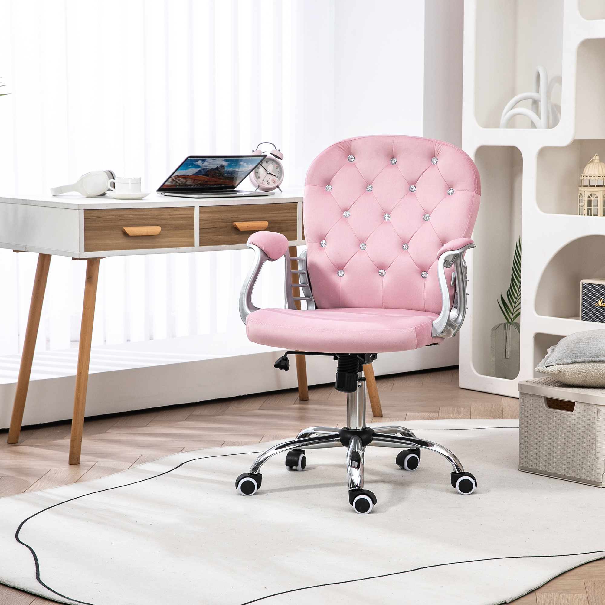 Silla de oficina rosa con brazos plateados, en alfombra blanca, con escritorio.