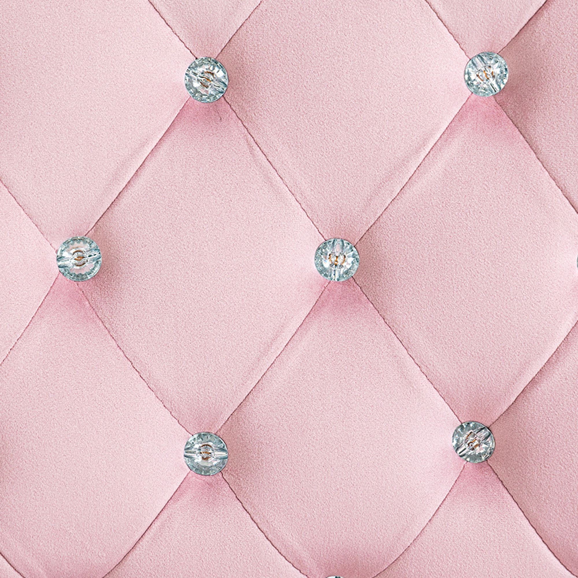 Cabecero rosa, acolchado con botones de cristal. Patrón de diamante. Primer plano. Entorno rosa.