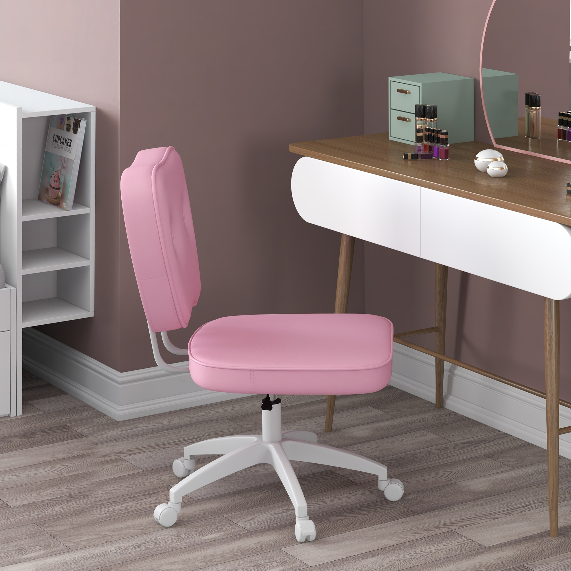 Una silla de escritorio rosa en una habitación. Tiene respaldo curvo y base blanca. Un tocador al fondo.