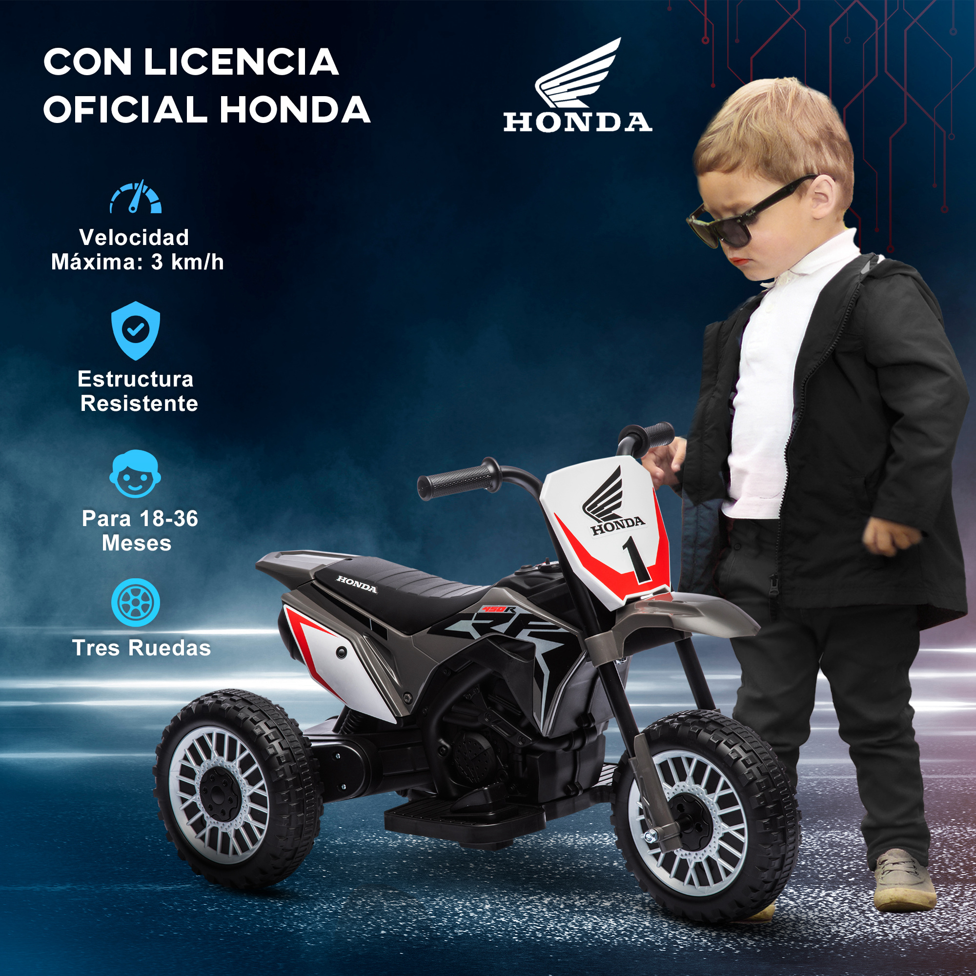 Un niño con gafas de sol está de pie junto a un pequeño juguete de motocicleta Honda negro y gris.