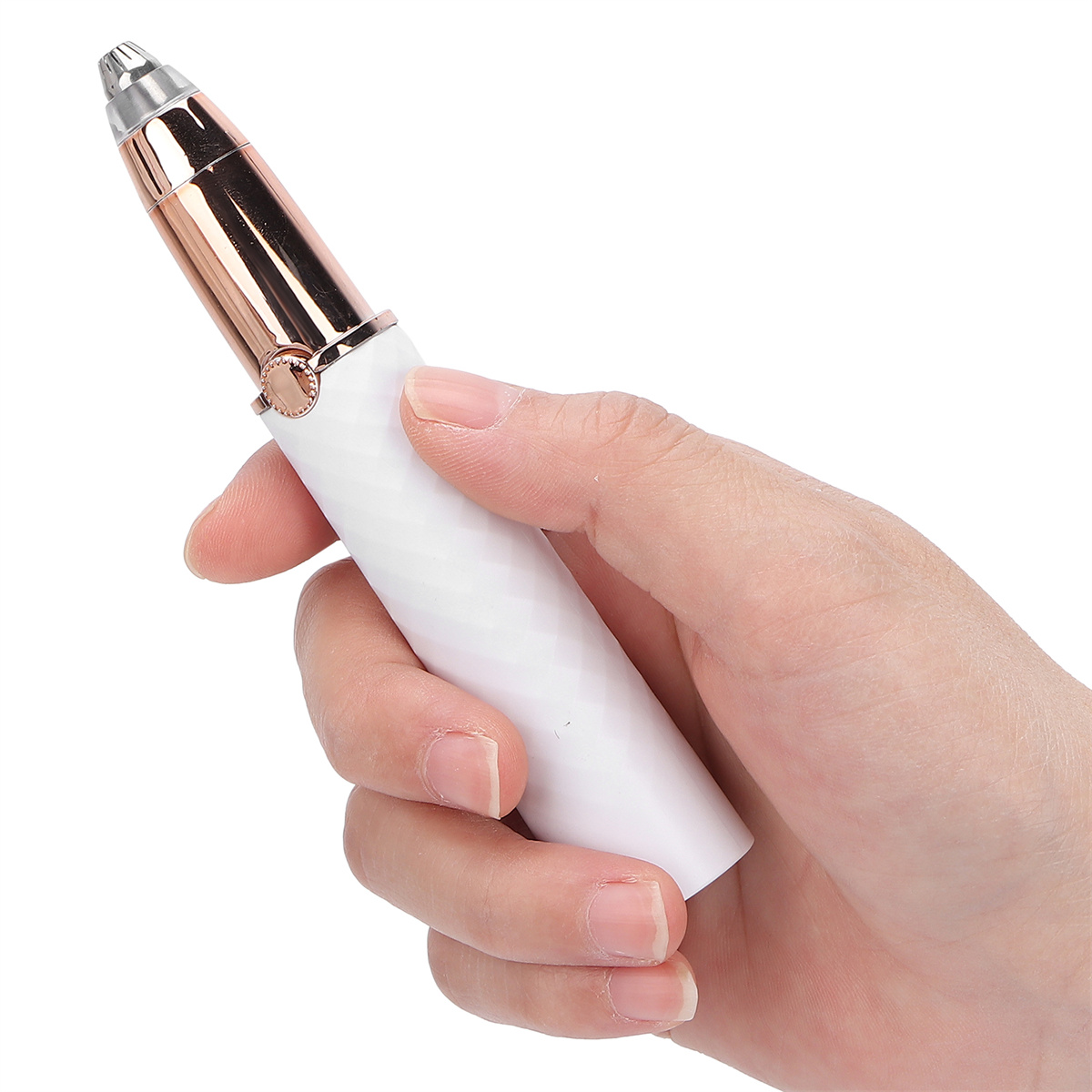 Eine Hand hält einen weiß-goldenen Augenbrauentrimmer mit roségoldener Spitze.