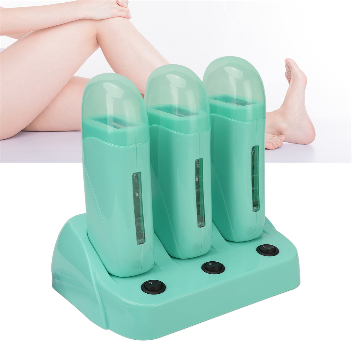 Drei teal Wachswärmer auf teal Basis. Beine einer Person sind sichtbar.