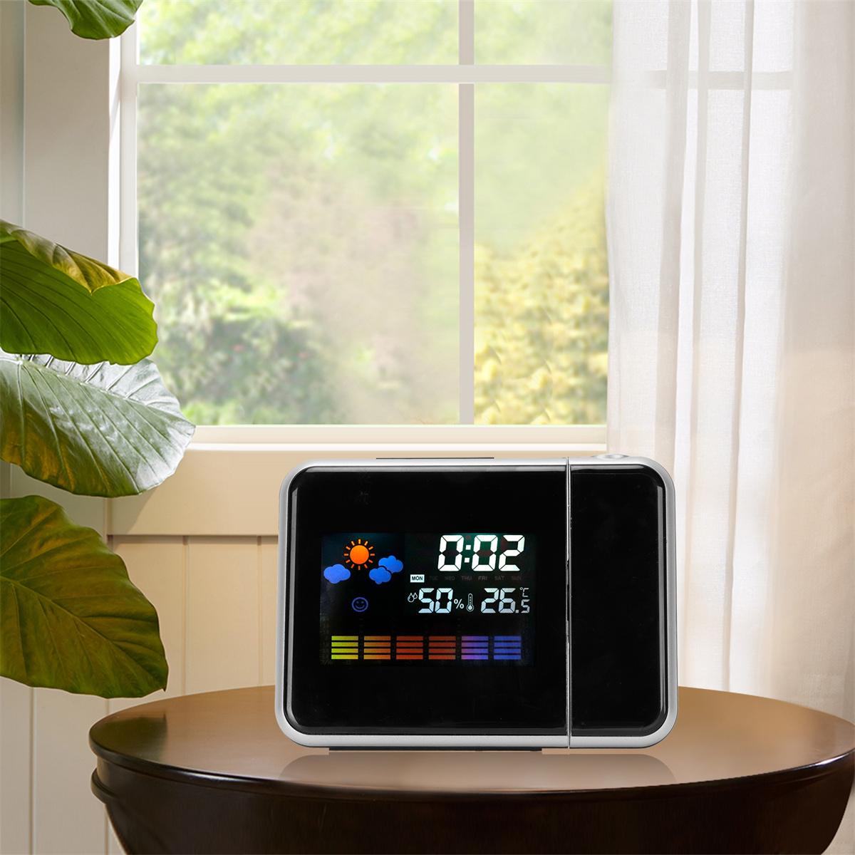 Digitaluhr, die Zeit und Wetter auf einem Holztisch anzeigt.