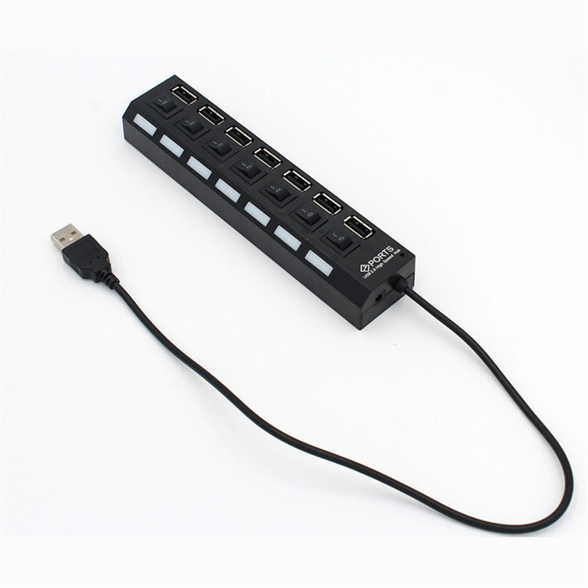 Schwarzer USB-Hub mit 7 Anschlüssen und Ein-/Ausschaltern. Ein USB-Kabel erstreckt sich nach links.