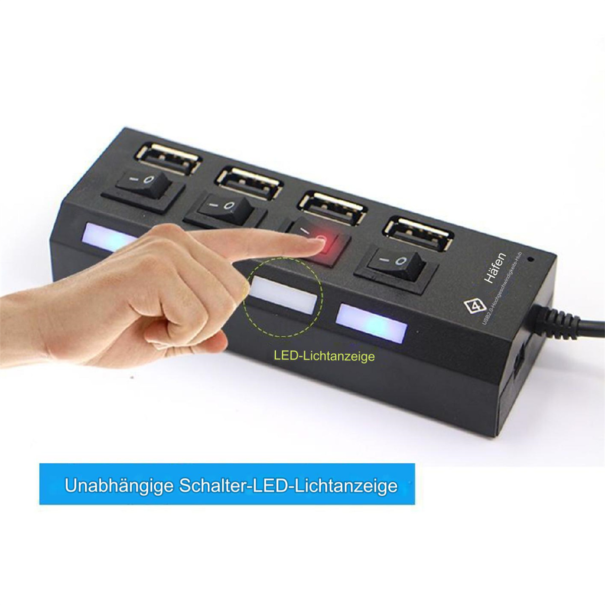 Ein schwarzer USB-Hub mit Schaltern. Eine Hand drückt eine Taste. LED-Leuchten leuchten. Weißer Hintergrund.