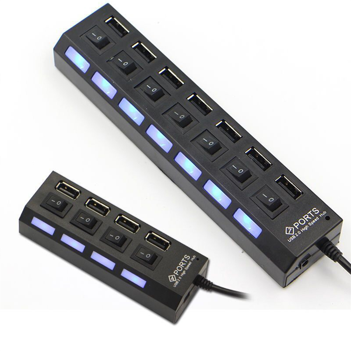 Zwei schwarze USB-Hubs mit mehreren Anschlüssen und Schaltern. Der rechte ist größer und hat blaue Lichter.