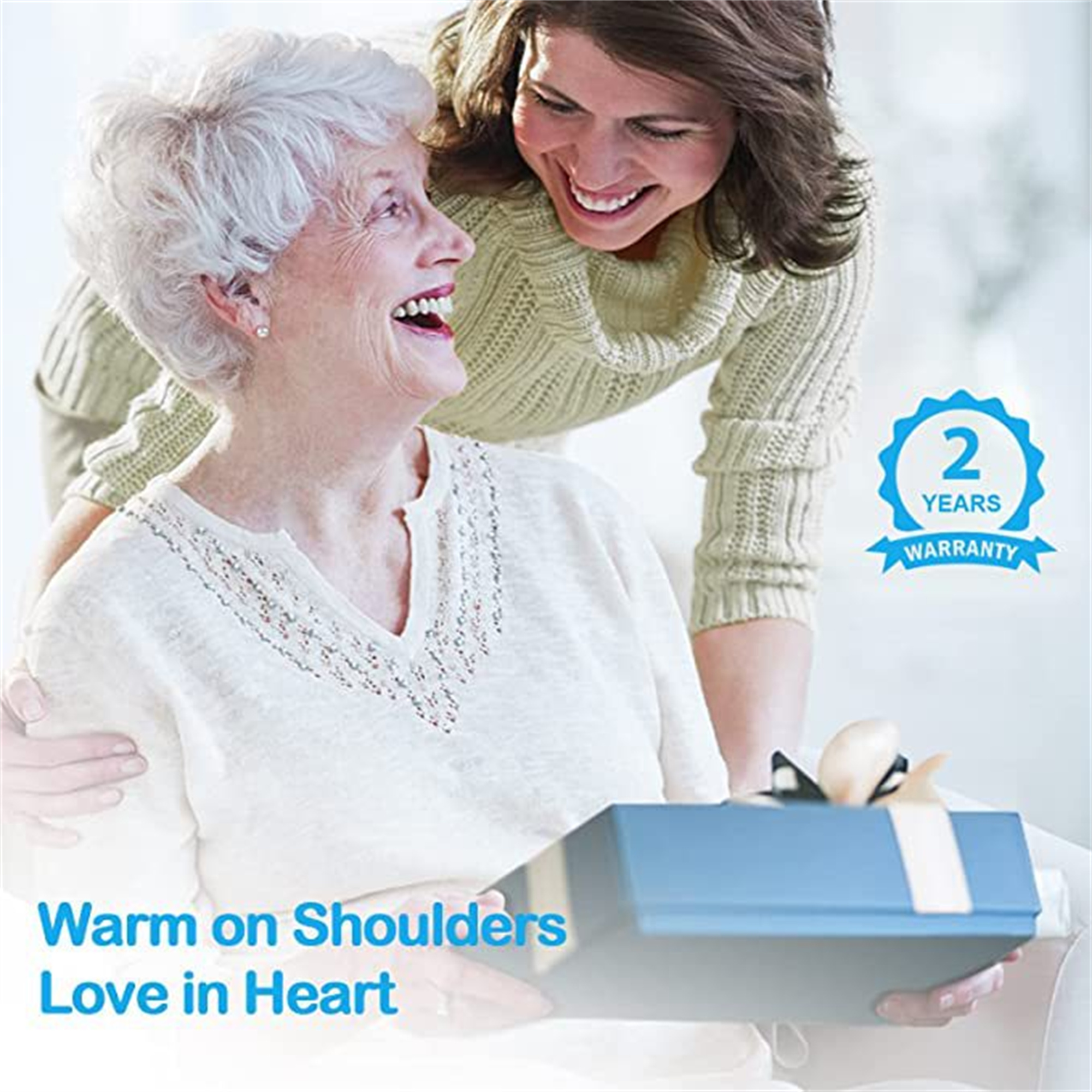 Eine ältere und eine jüngere Frau halten ein Geschenk. Text: "Warm on Shoulders, Love in Heart".