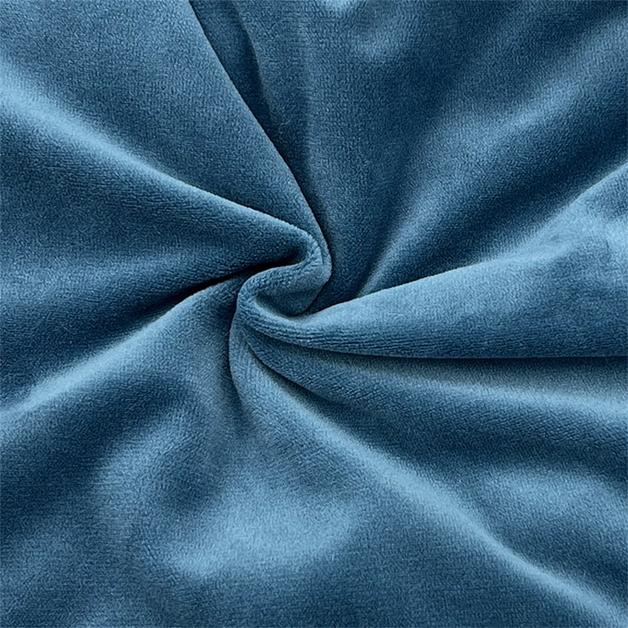 Blauer, weicher Stoff wird gewirbelt und zeigt Falten und Textur.