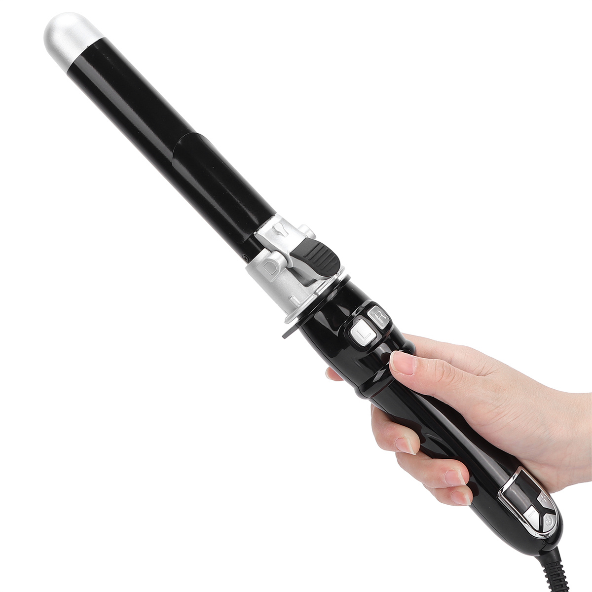 Ein schwarzer Lockenstab, der in einer Hand gehalten und zum Betrachter geneigt ist.