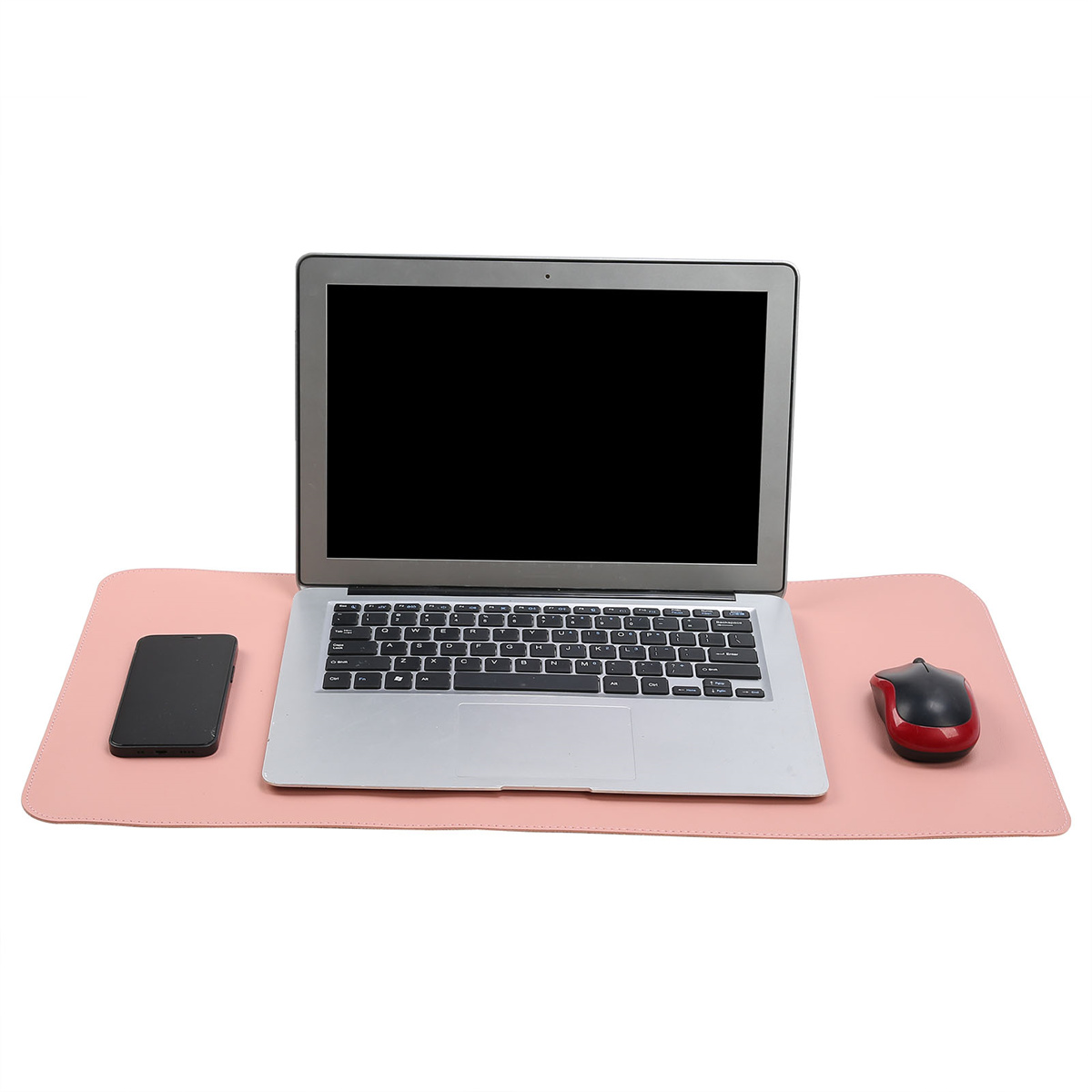 Laptop auf einem rosa Schreibtischpad, mit einem schwarzen Telefon und einer rot-schwarzen Maus.