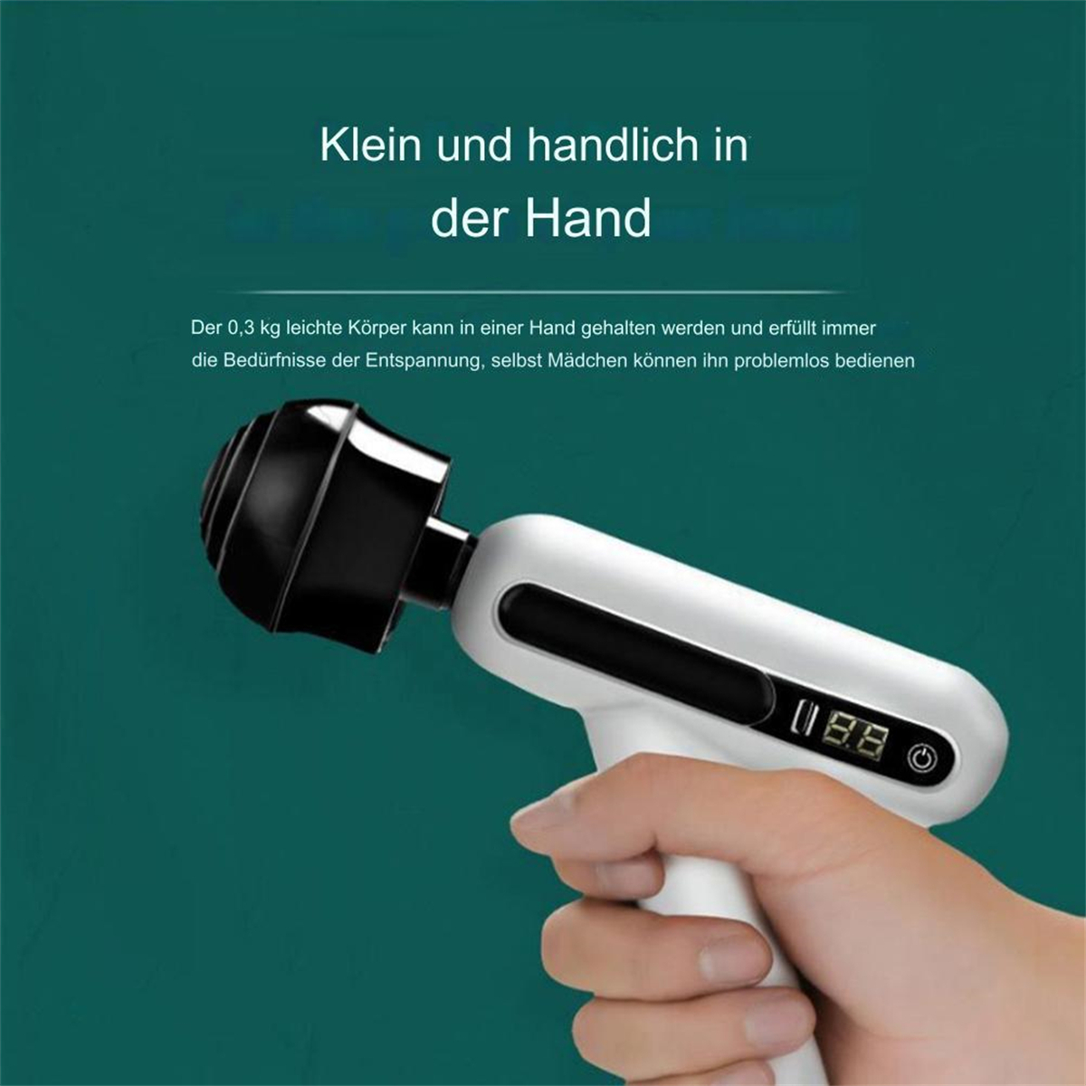 Eine weiße und schwarze Handmassagepistole mit schwarzem Kopf. Die Hand hält das Gerät.