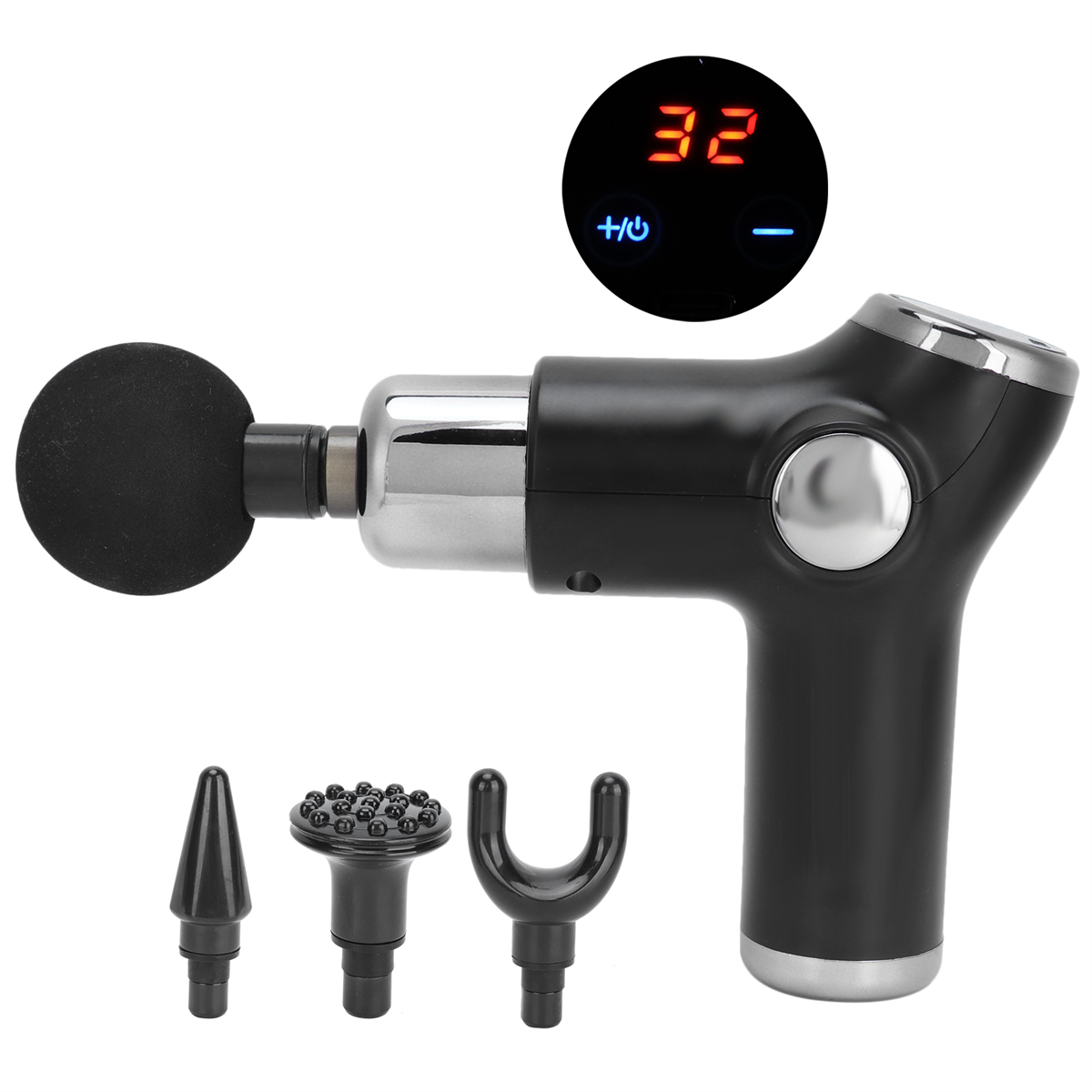 Schwarze und silberne Massagepistole mit drei Aufsätzen und LED-Anzeige. Weißer Hintergrund.
