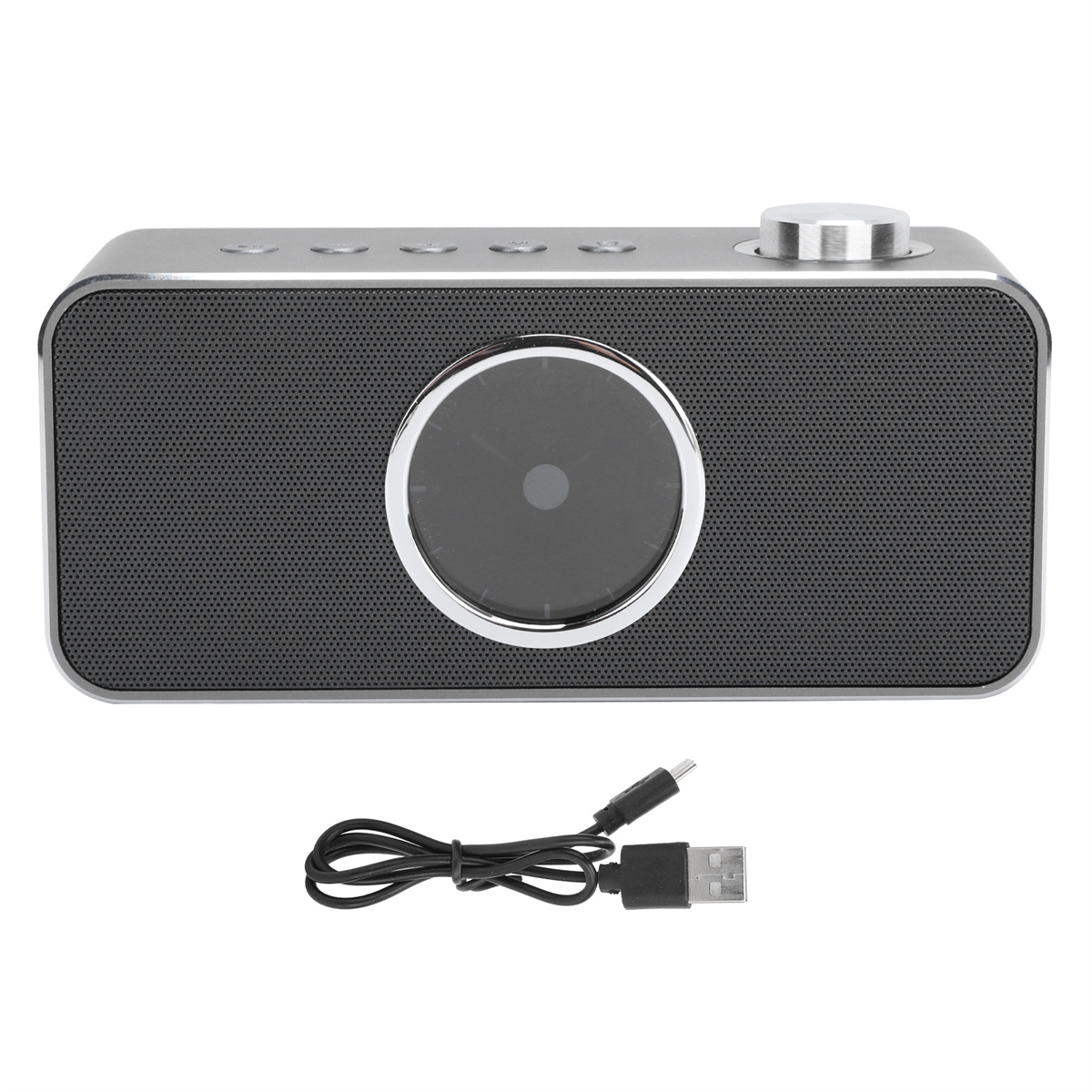 Ein silbernes und schwarzes Radio im Retro-Stil mit einer Uhranzeige und einem USB-Kabel.