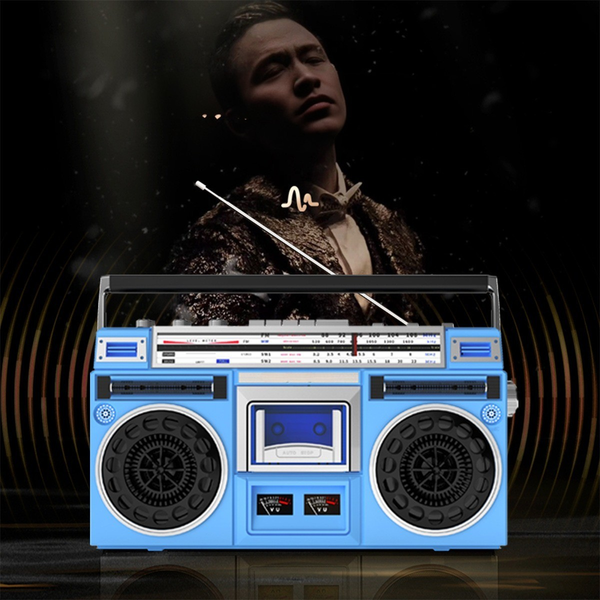 Blauer Ghettoblaster. Im Hintergrund ist ein Mann zu sehen. Goldene Schallwellen im Hintergrund.