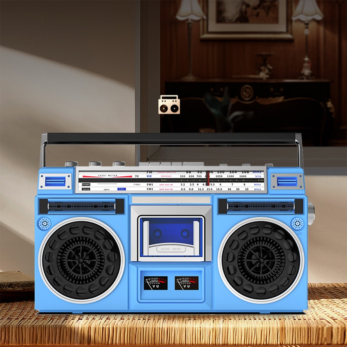 Eine blaue Boombox auf einem Holztisch mit einem Gemälde im Hintergrund.