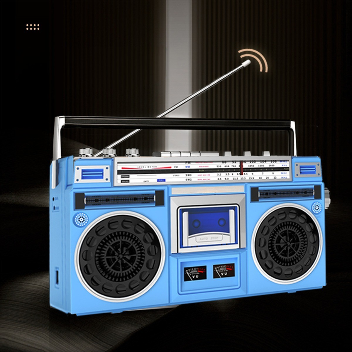 Eine blaue Boombox mit schwarzen Lautsprechern, silbernen Details und einer silbernen Antenne.