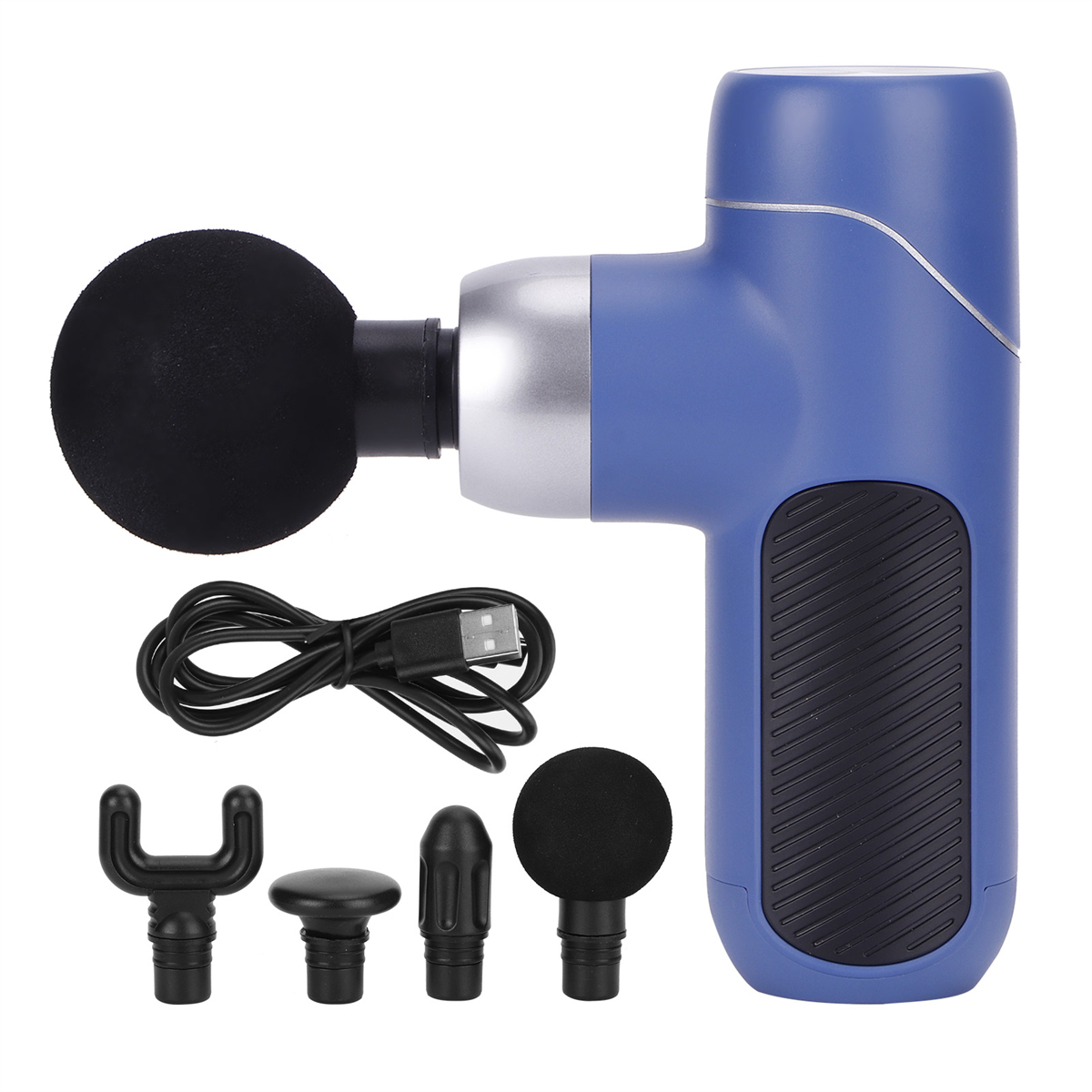Blaue Massagepistole mit Aufsätzen und schwarzem USB-Kabel.