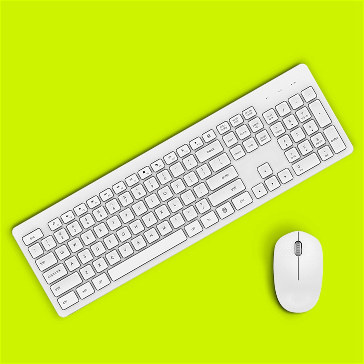 Weiße Tastatur und Maus auf grünem Hintergrund. Die Tastatur hat Tasten und eine Maus.