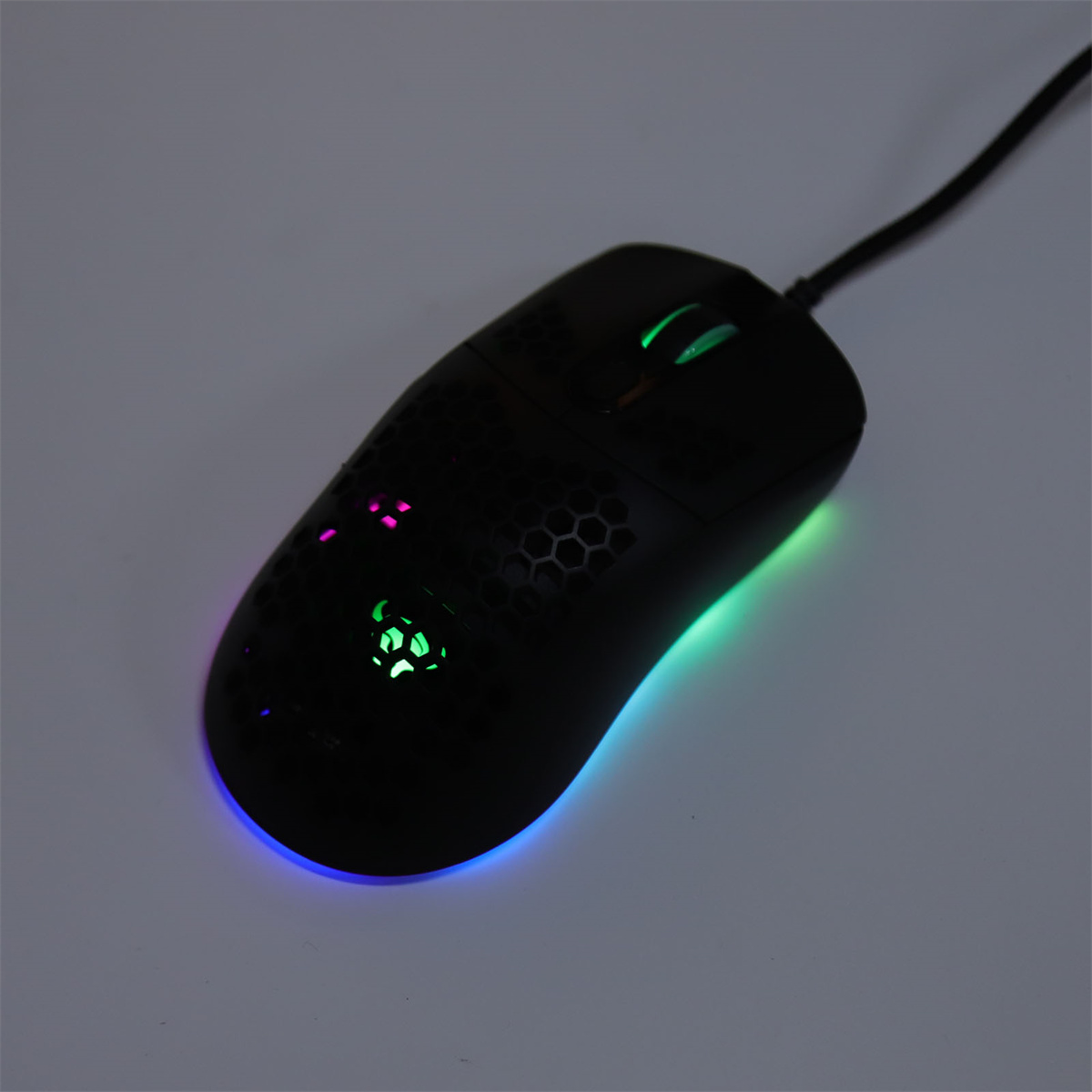 Schwarze Gaming-Maus mit mehrfarbigen Lichtern auf weißer Oberfläche.