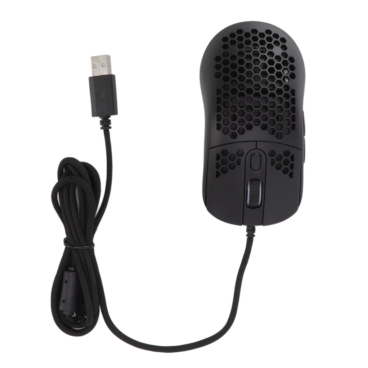 Schwarze Gaming-Maus mit Wabenmuster, verbunden mit einem USB-Kabel. Weißer Hintergrund.