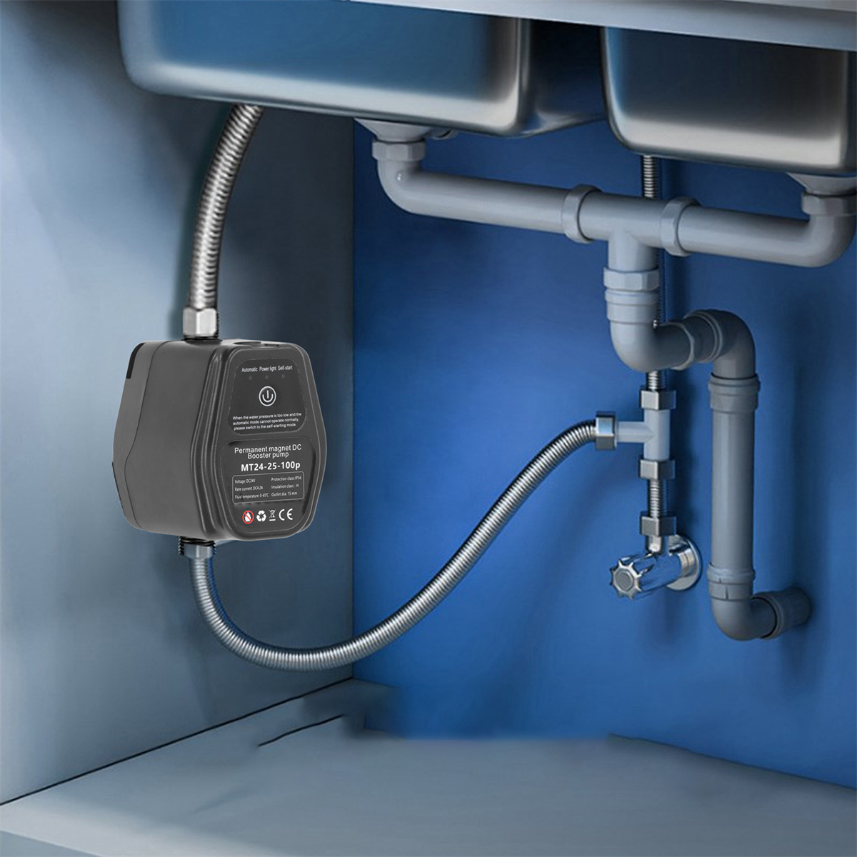 Sanitärinstallation unter einem Waschbecken. Eine schwarze Boosterpumpe, Rohre und ein Absperrventil sind sichtbar.