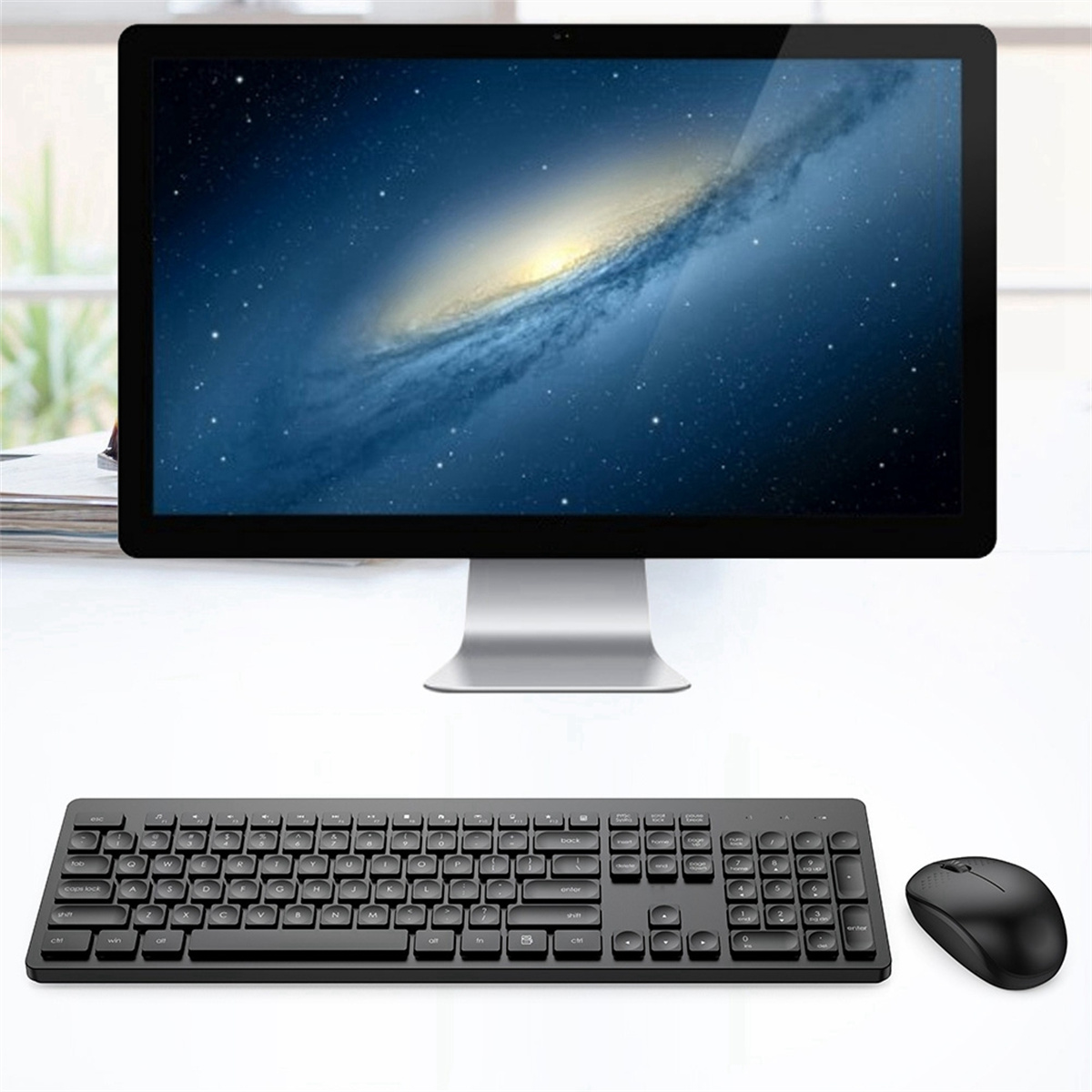 Computereinrichtung mit Monitor, Tastatur und Maus.
