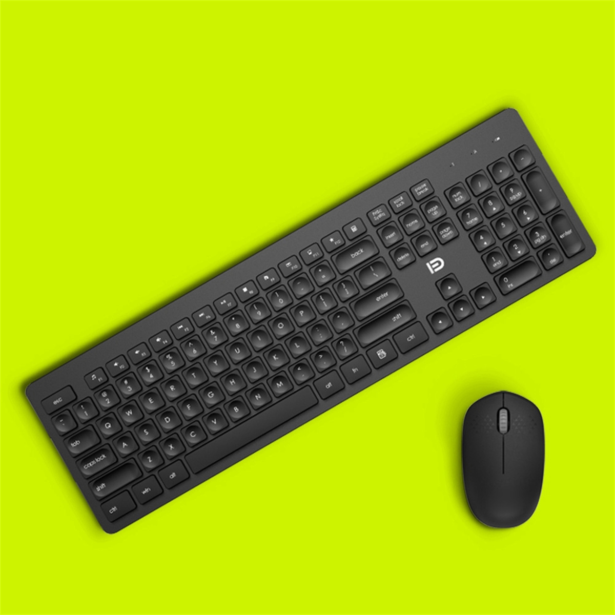 Schwarze Tastatur und Maus auf grünem Hintergrund. Die Tastatur ist kompakt.