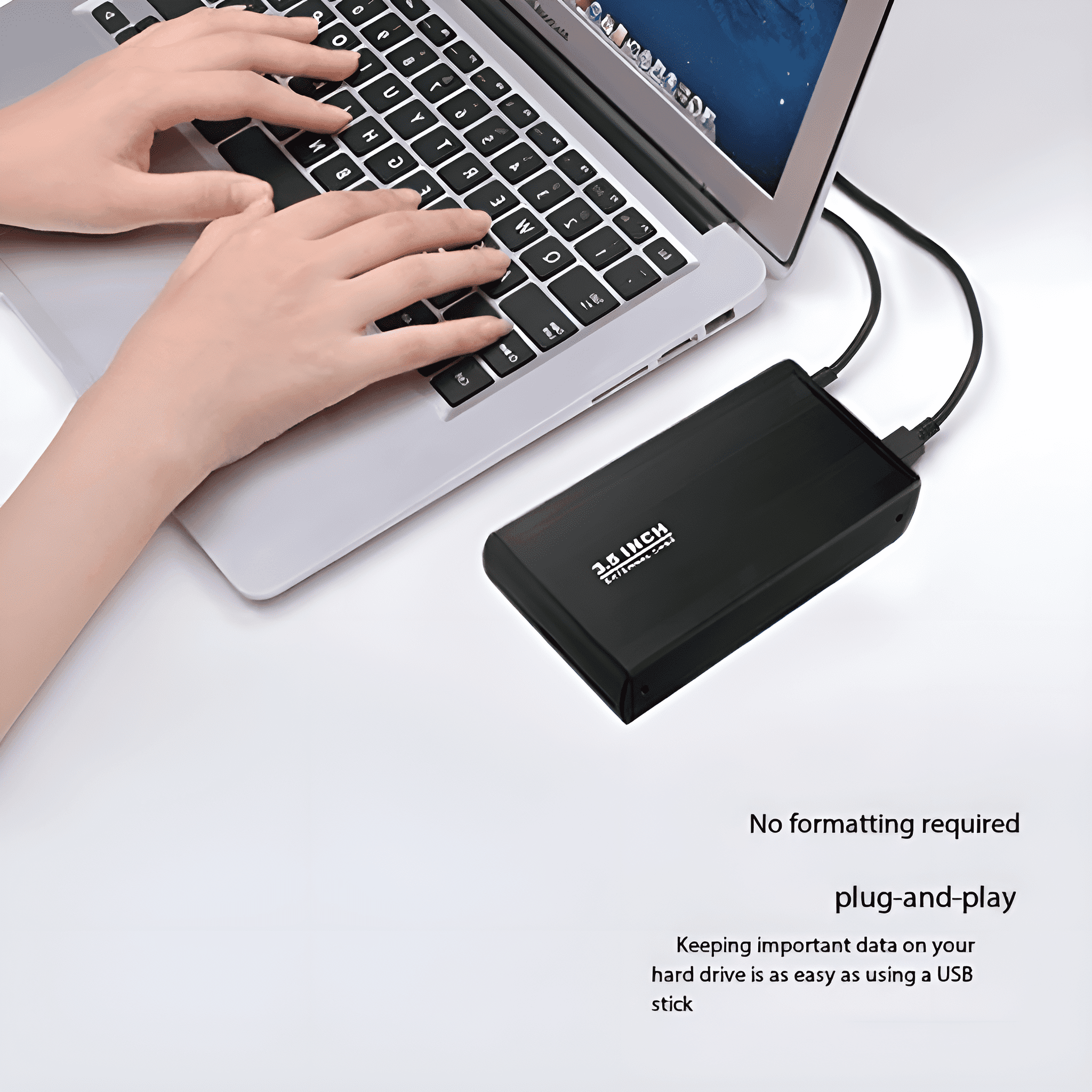 Hände tippen auf einem Laptop, der mit einer schwarzen externen Festplatte verbunden ist.