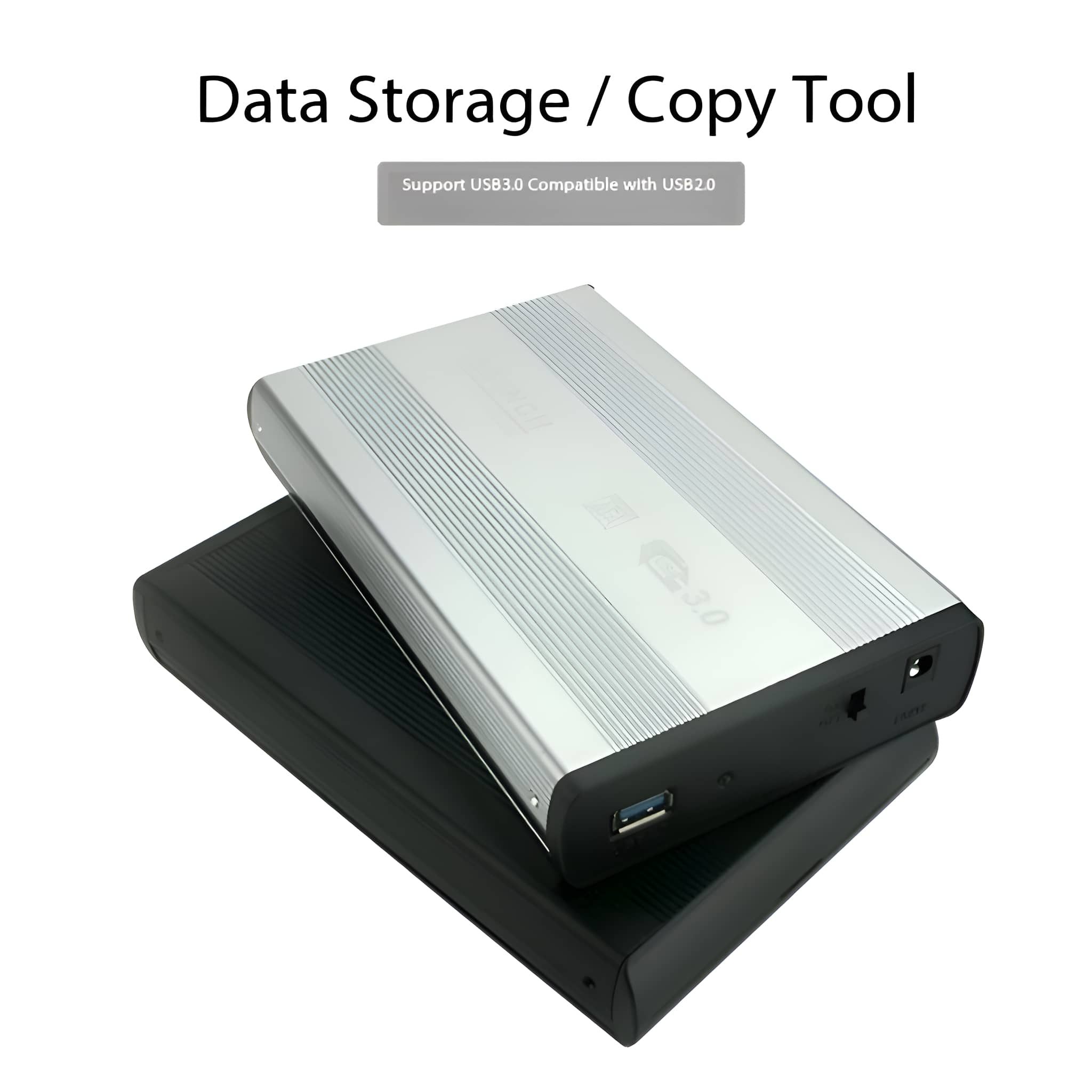 Zwei externe Festplatten, eine silberne und eine schwarze. Die silberne liegt oben, mit einem sichtbaren USB-Anschluss.