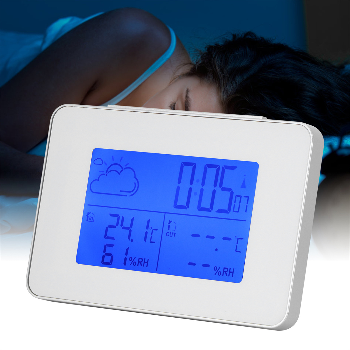 Schlafende Person in der Nähe einer Digitaluhr mit Temperatur-, Wetter- und Zeitanzeige.