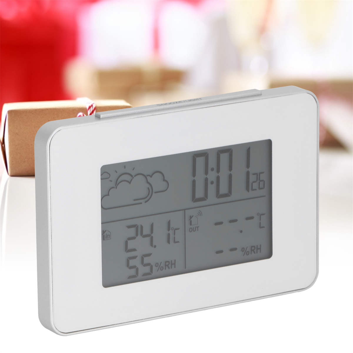 Digitale Wetterstation mit Anzeige von Uhrzeit, Wetter, Innen-/Außentemperaturen und Luftfeuchtigkeit.