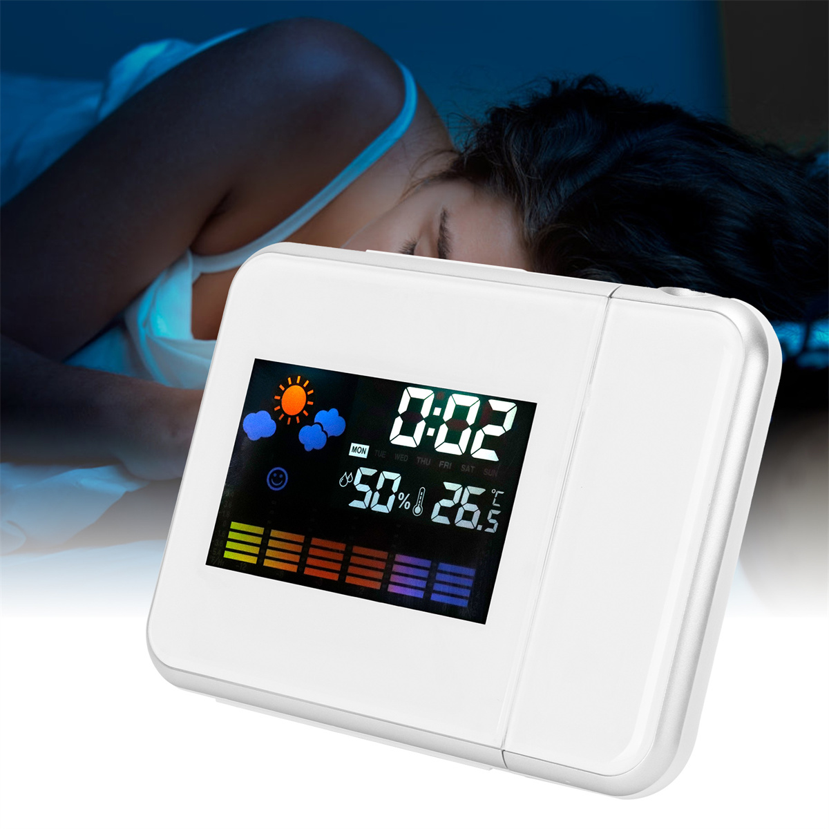 Eine weiße Digitaluhr zeigt die Zeit und das Wetter an. Eine Person schläft im Hintergrund.
