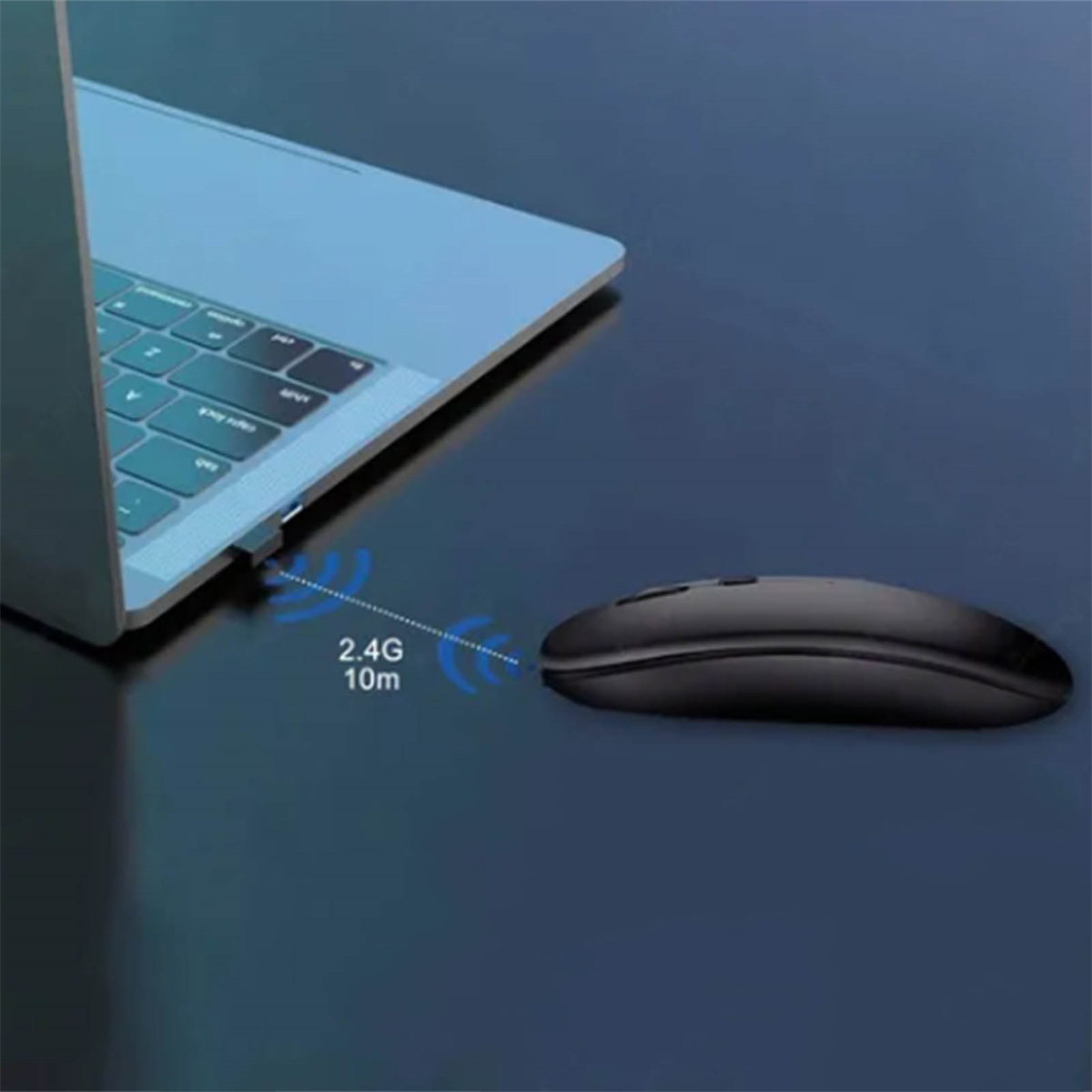 Eine schwarze Maus neben einem Laptop, der über USB verbunden ist. Die Maus hat eine Reichweite von 2,4 GHz und 10 m.