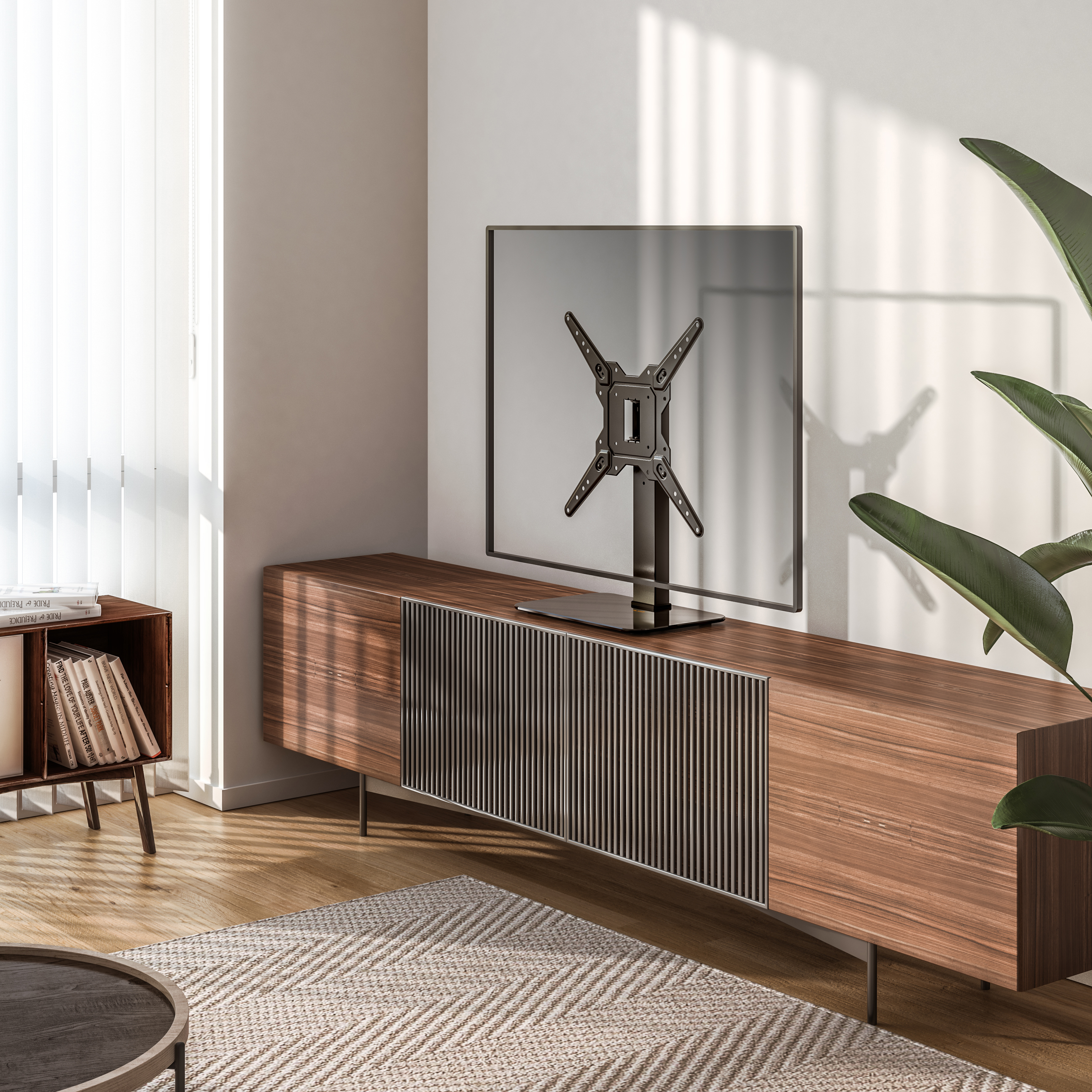 Wohnzimmer mit Fernseher auf Holzschrank, mit Pflanzen und Dekoration.